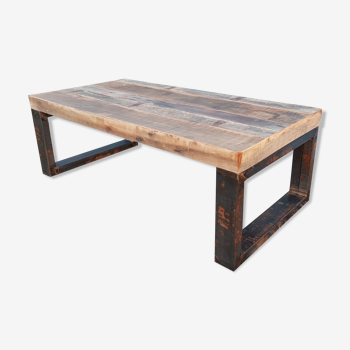 Table basse industrielle avec plateau bois et piètements métal