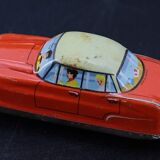 Ancienne voiture en tôle France