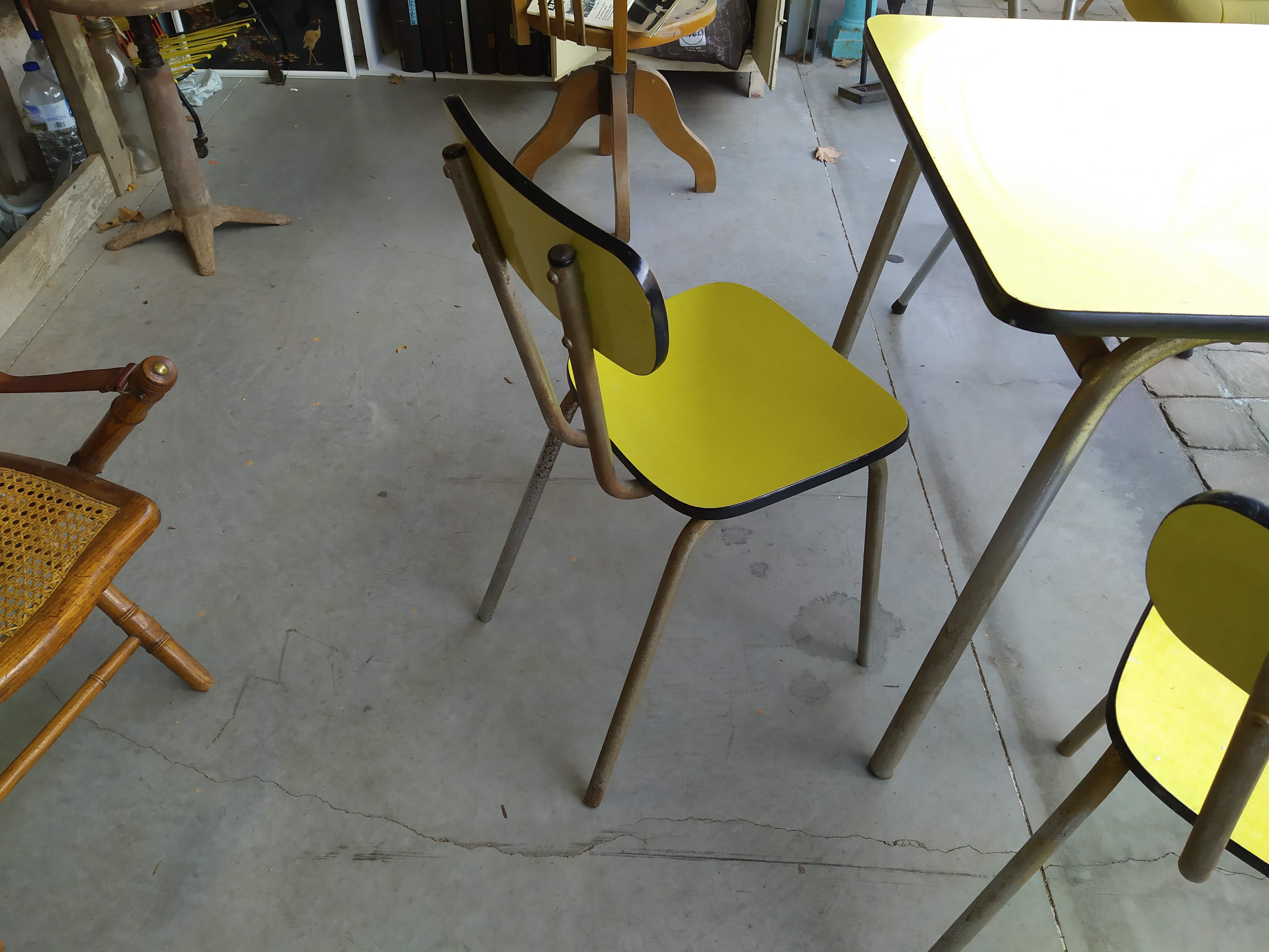 Table and chairs in 50s formica