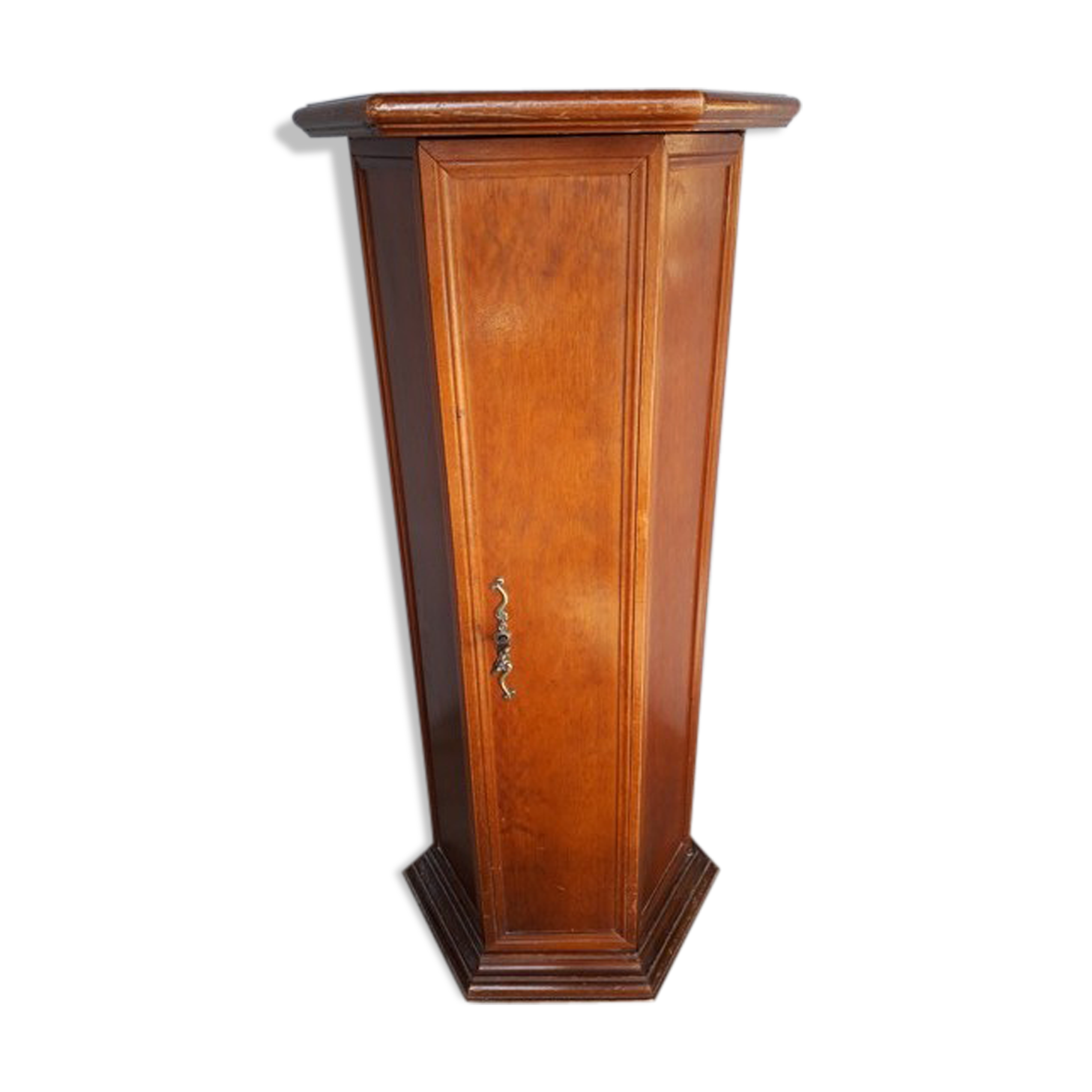 Wooden harness column - interior storage