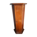 Wooden harness column - interior storage