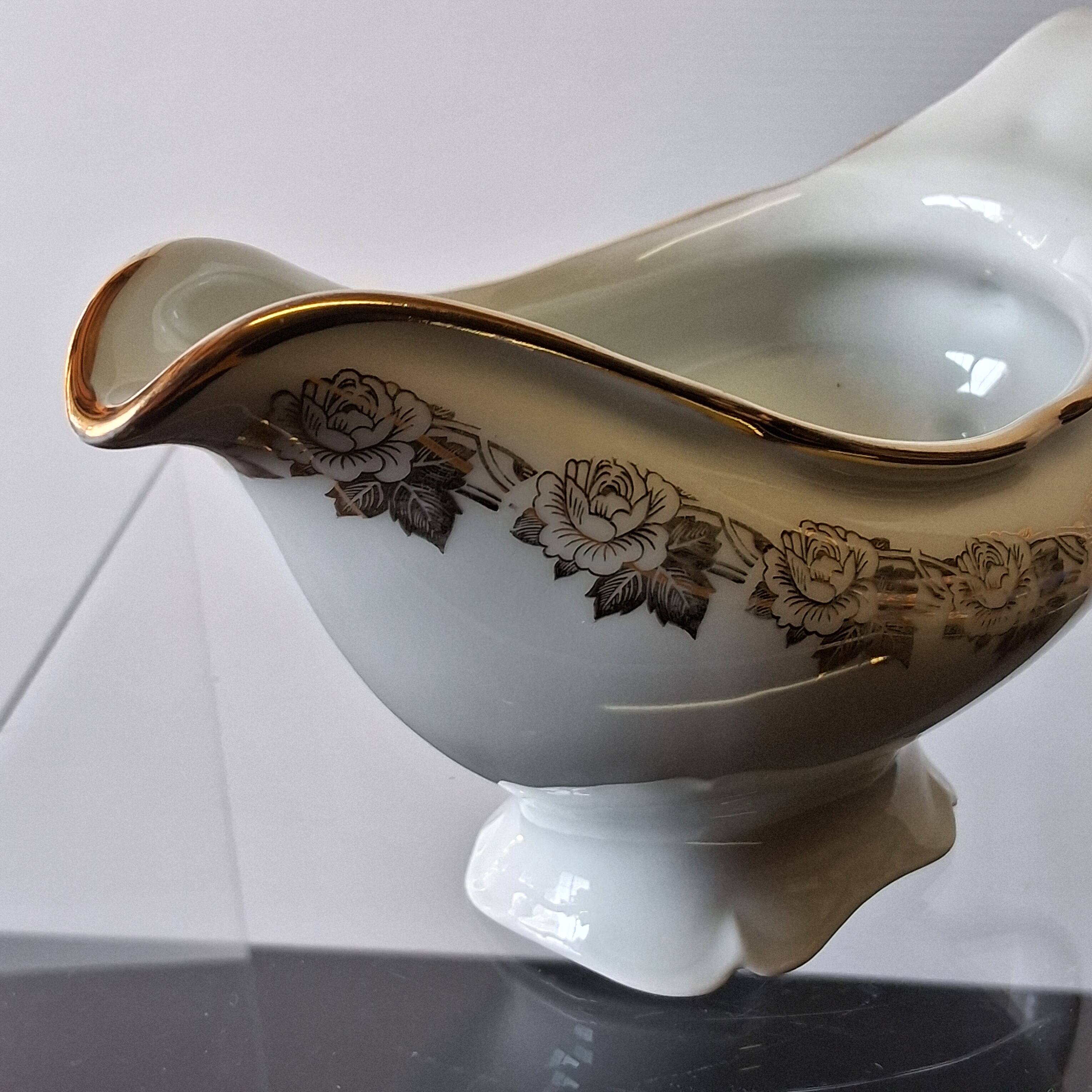 Very pretty porcelain sauceboat from Vierzon in very good condition.