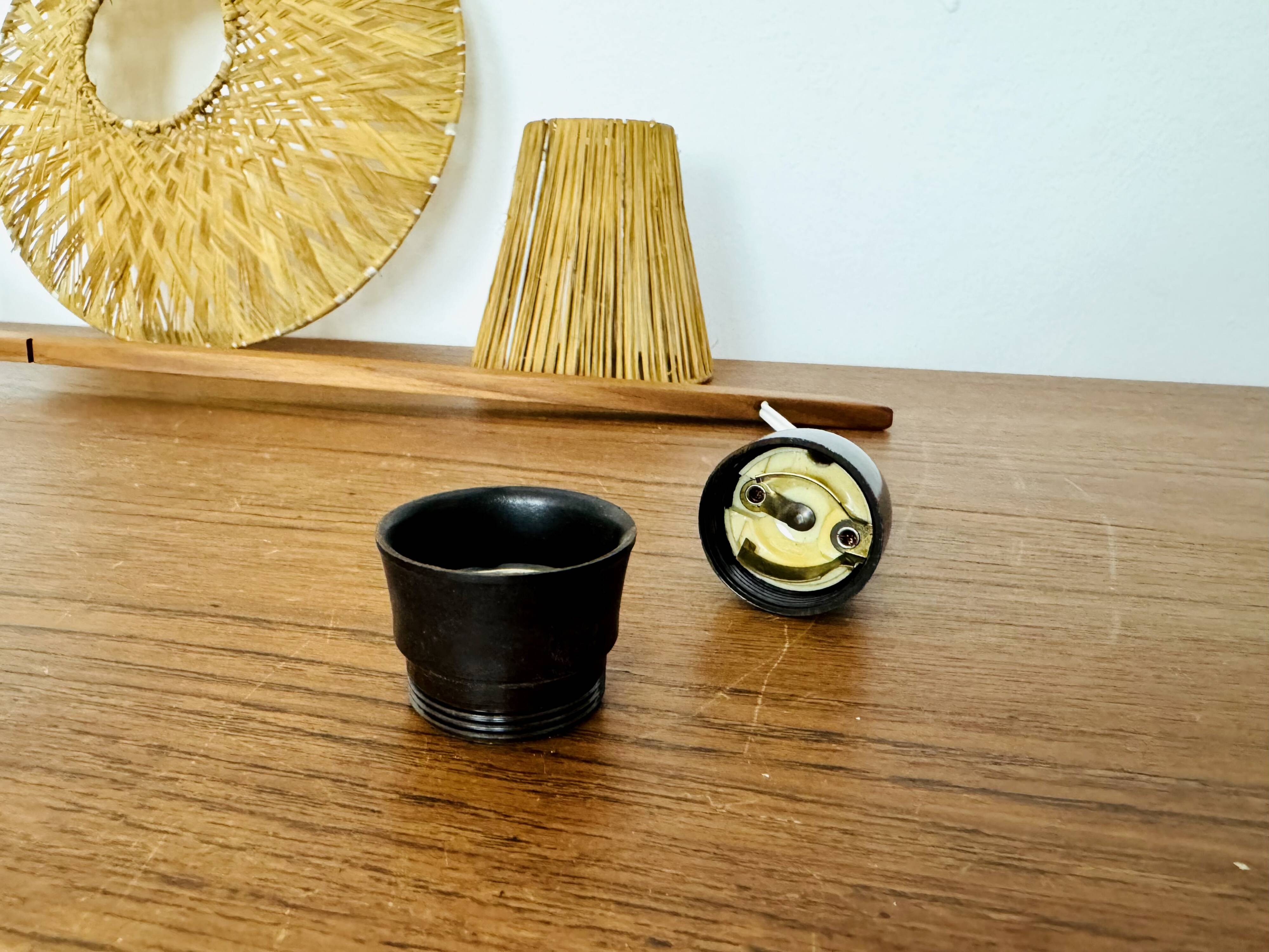 Lampe murale en teck et raffia ajustable
