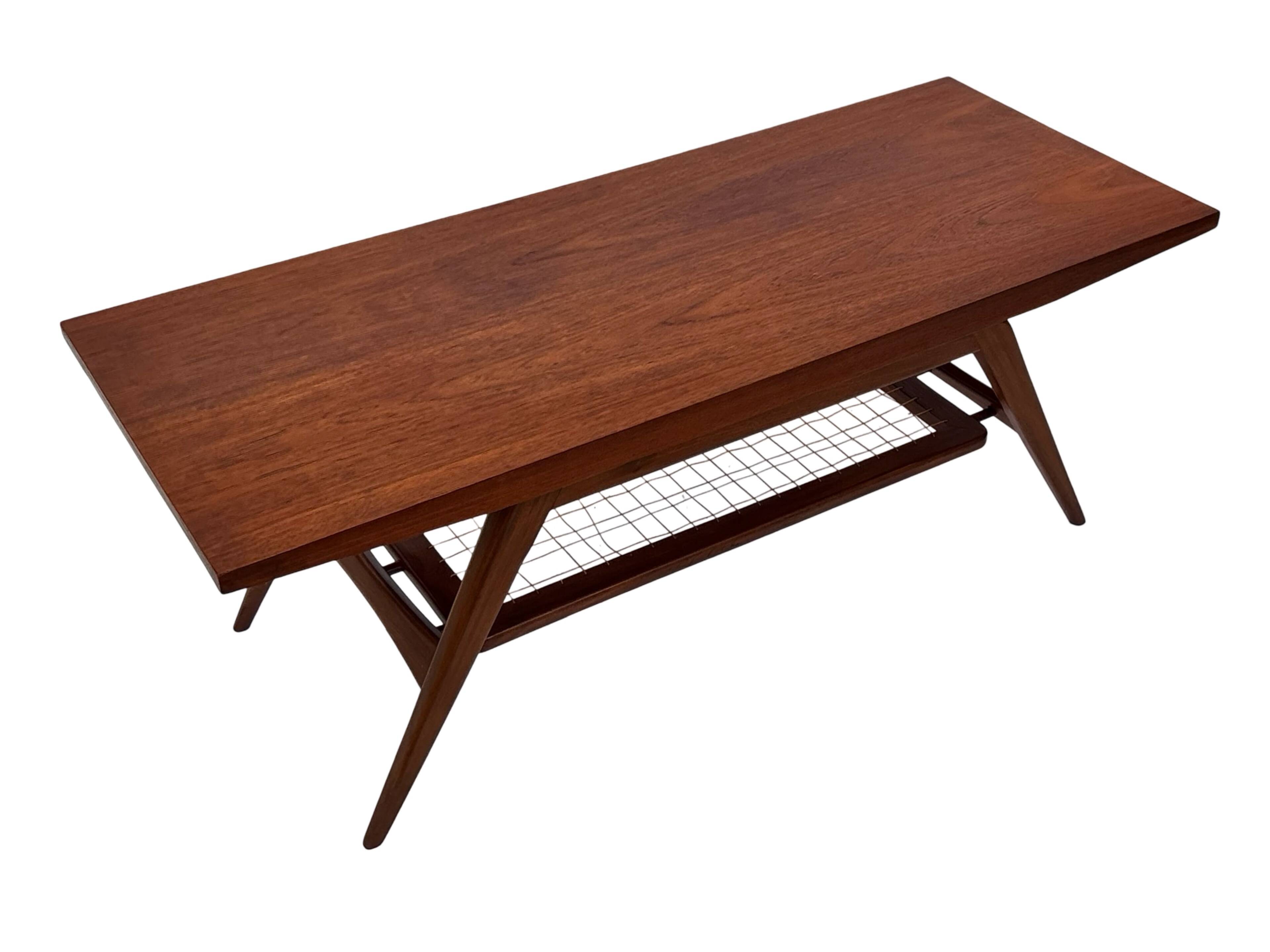 Table basse en teck dans le style de Louis van Teeffelen, années 1960