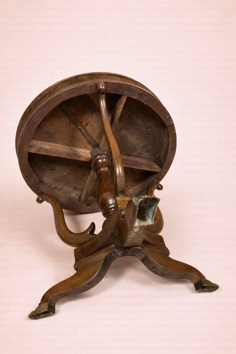 Table ronde Empire – acajou avec incrustations et pieds griffes
