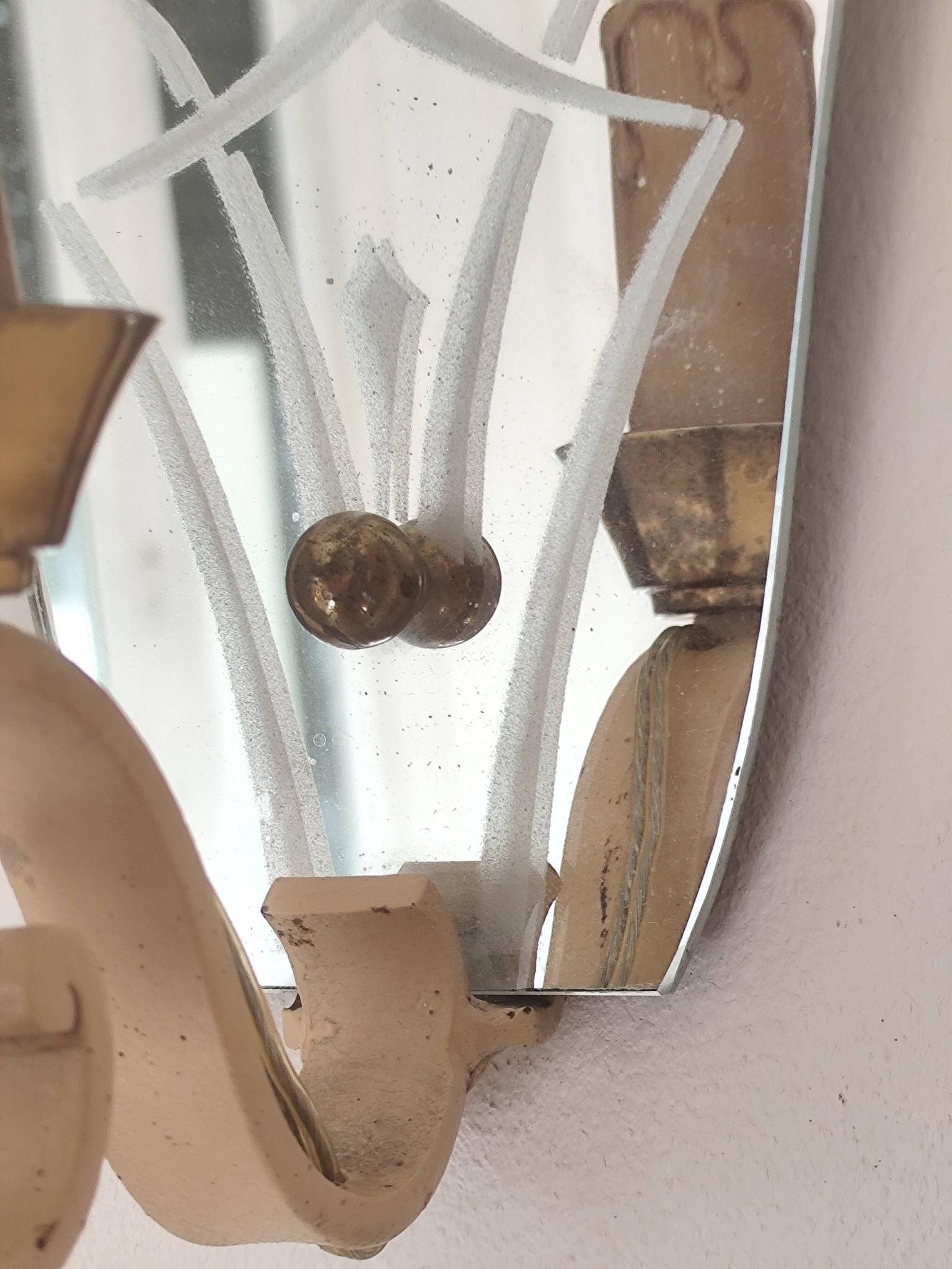 Single-light wall sconce in brass and metal with engraved mirror plate - 1950s