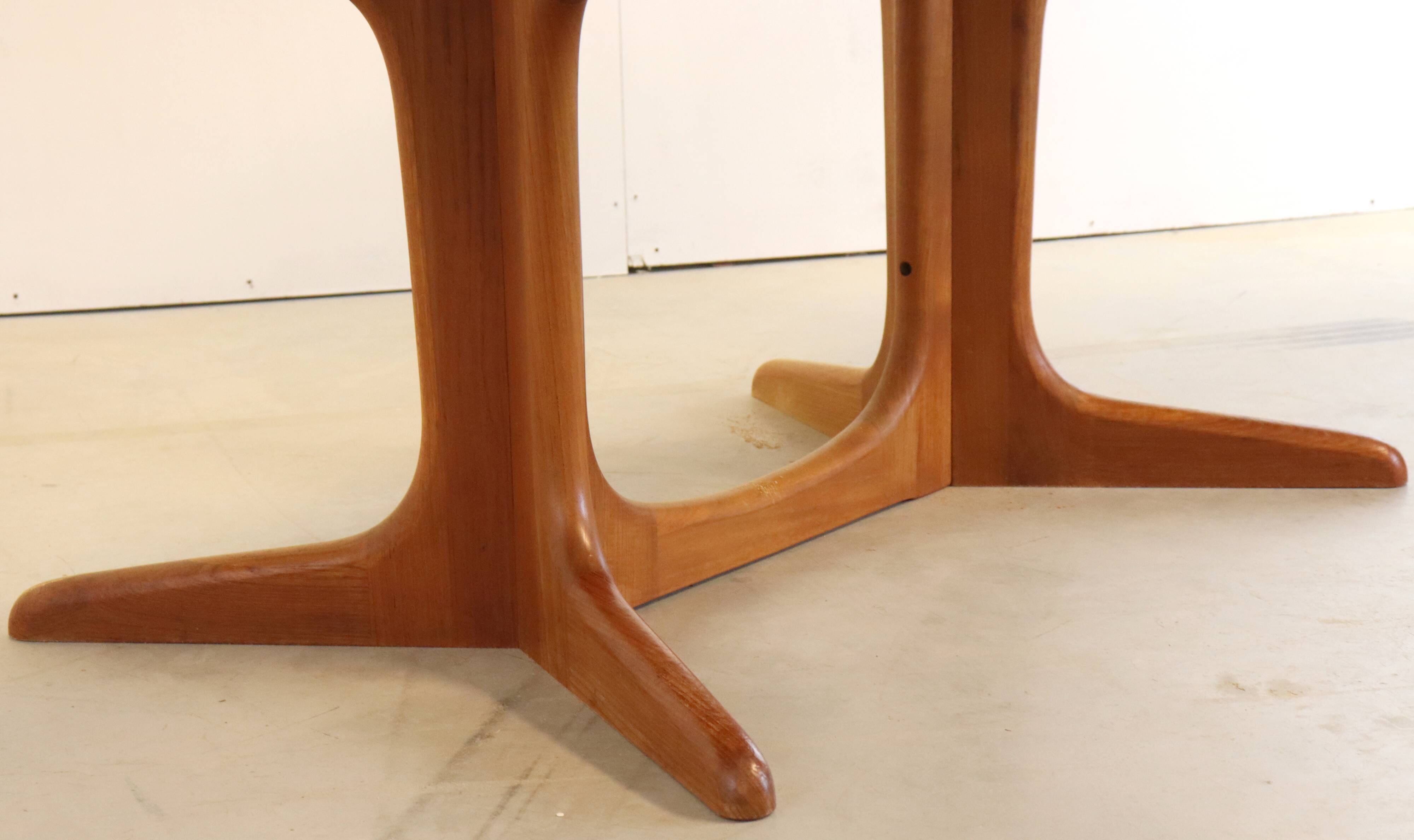 Oval Danish dining table extendable 'Kirkeby'