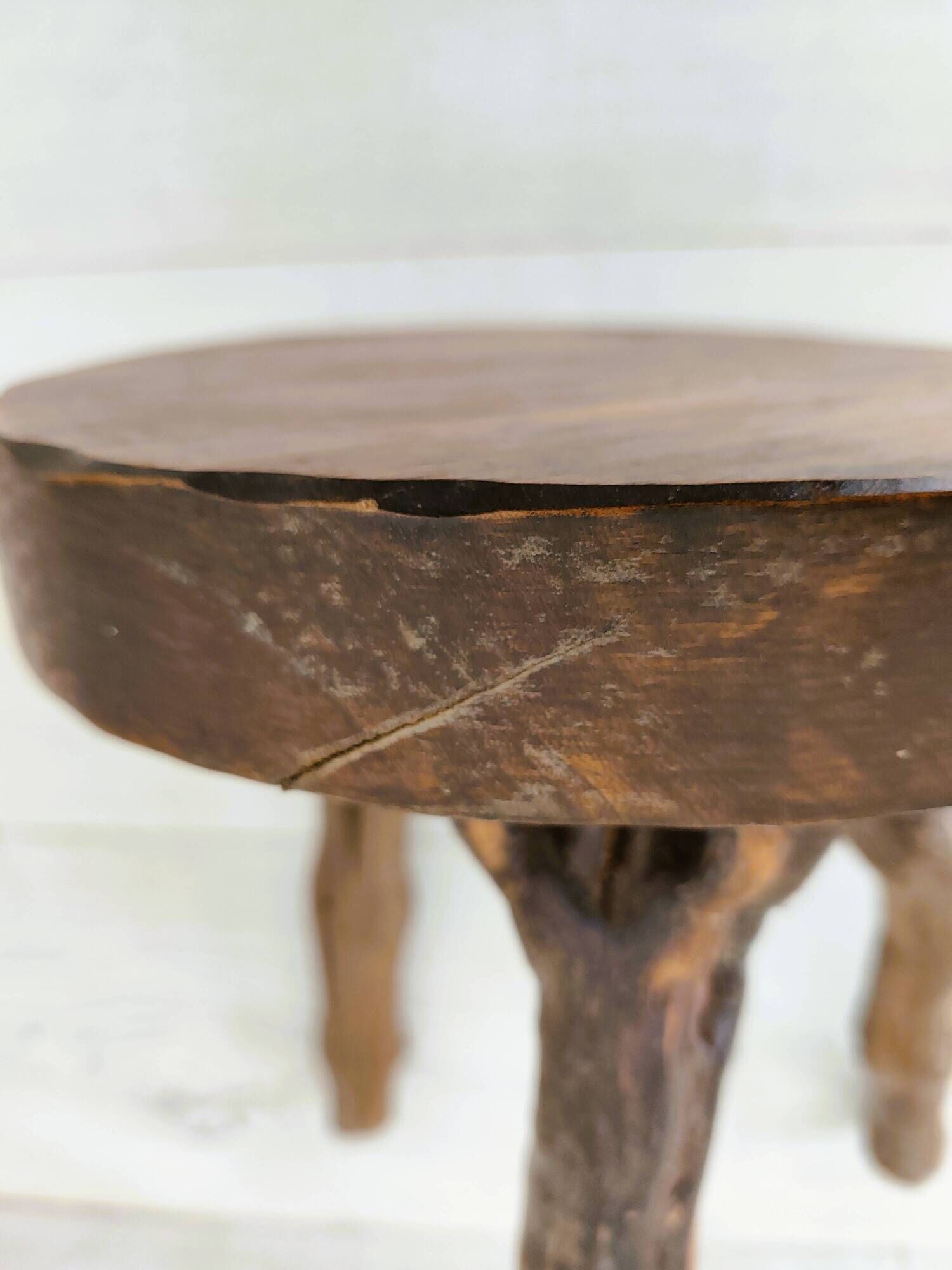 Tabouret brutaliste en ceps de vigne