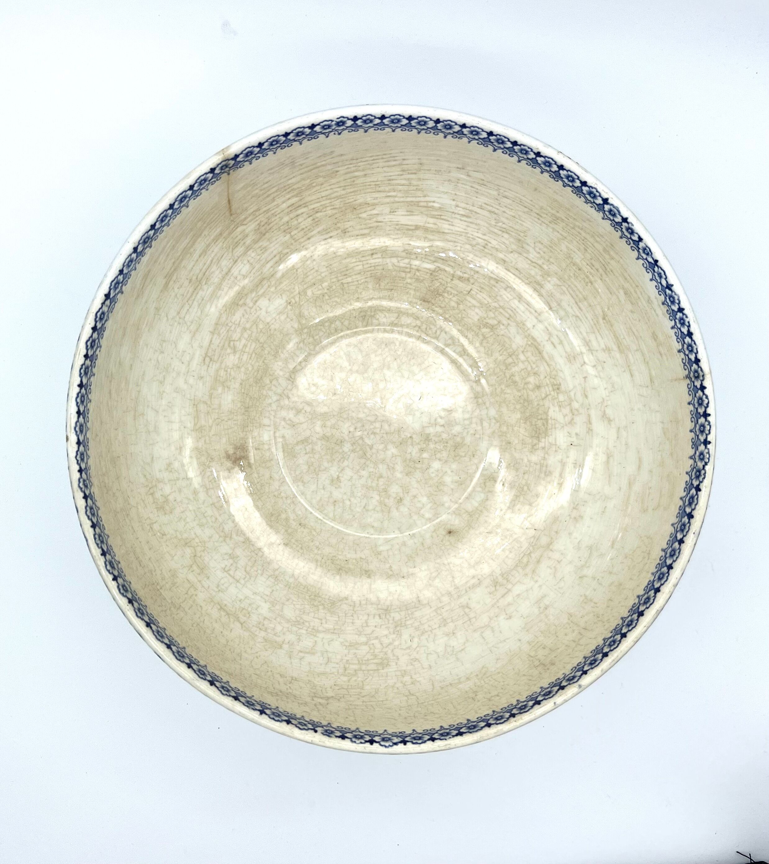 Old salad bowl on pedestal Boch Frères Astre