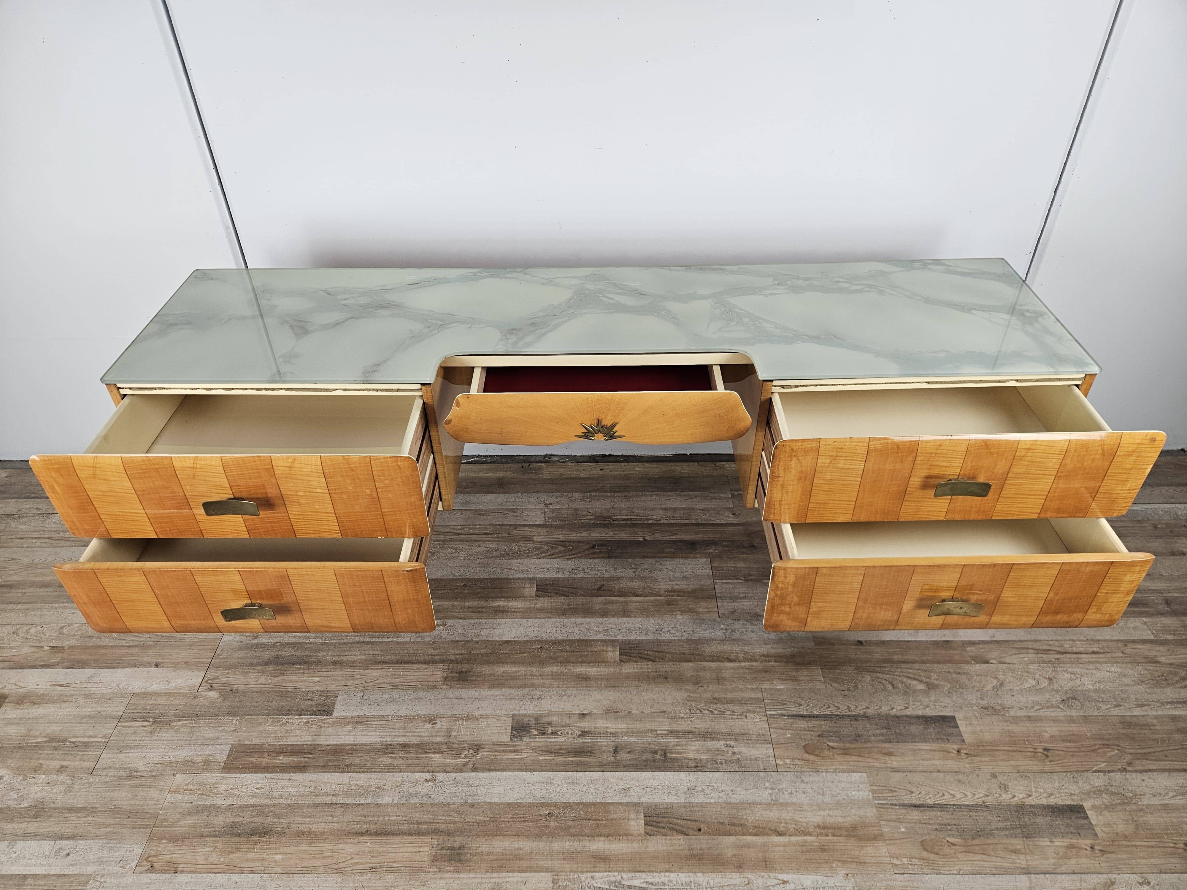Commode en érable et verre du milieu du siècle des années 1950