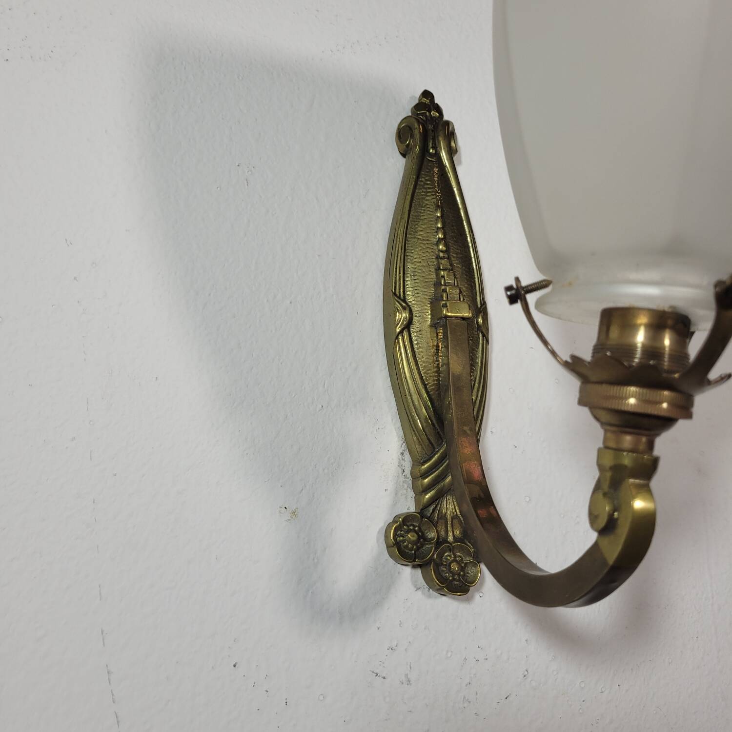 Vintage wall lamp in brass and frosted glass 1950s