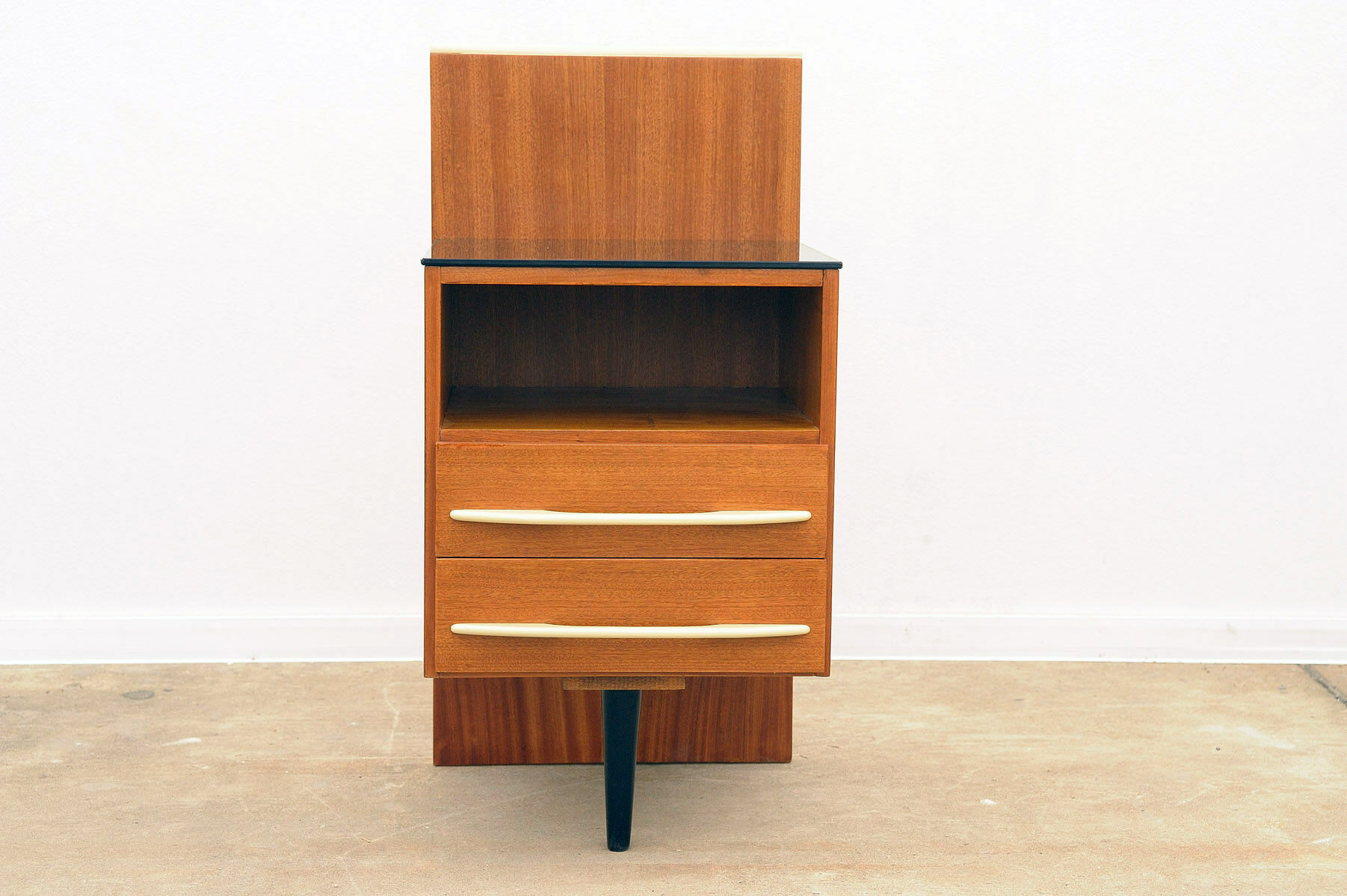 Table de chevet du milieu du siècle entièrement rénovée par Mojmír Požár, années 1960, Tchécoslovaquie