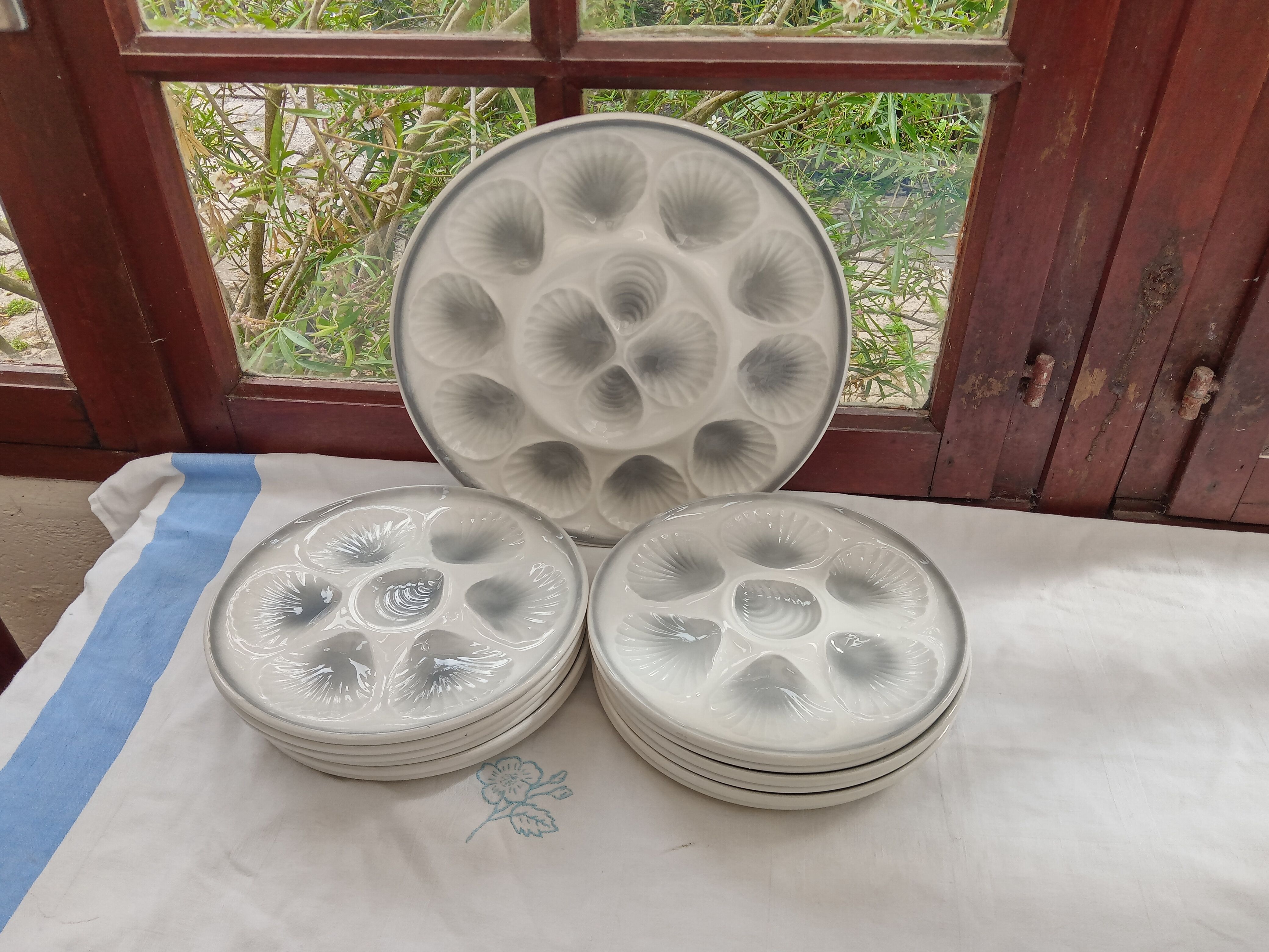 12 oyster plates Moulin des loups with dish