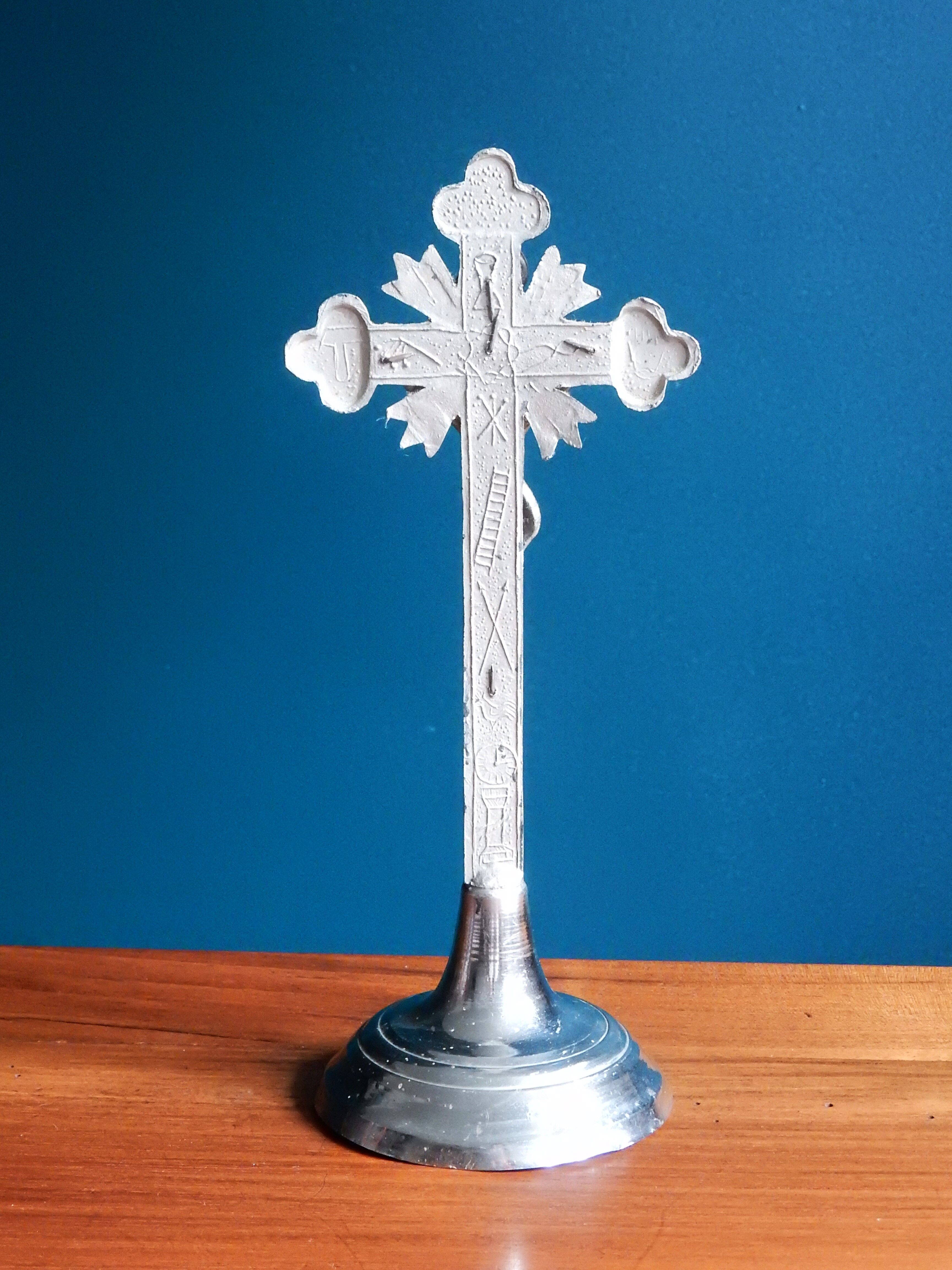 Metal table altar crucifix