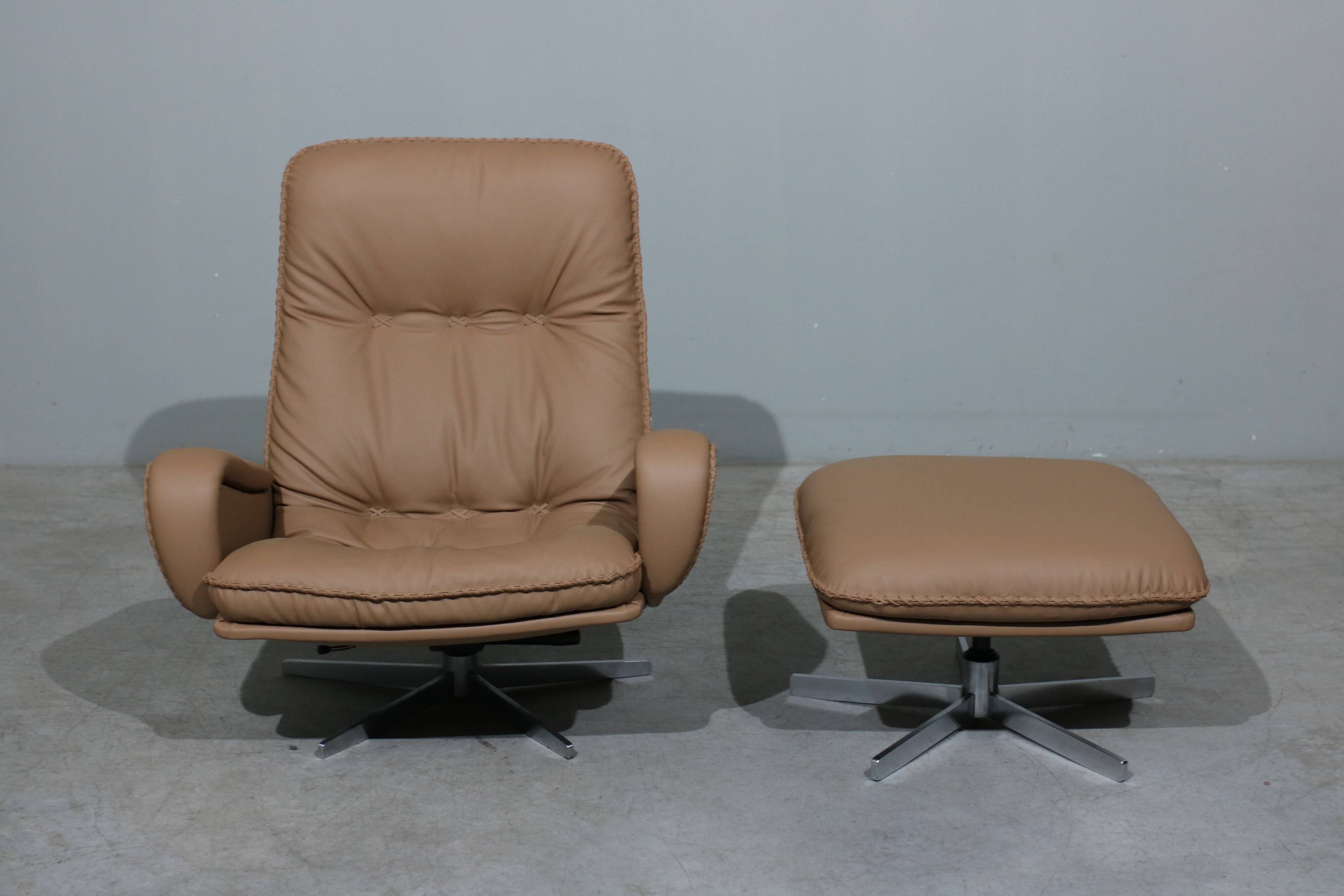 Fauteuil + repose-pieds en cuir de De Sede des années 70