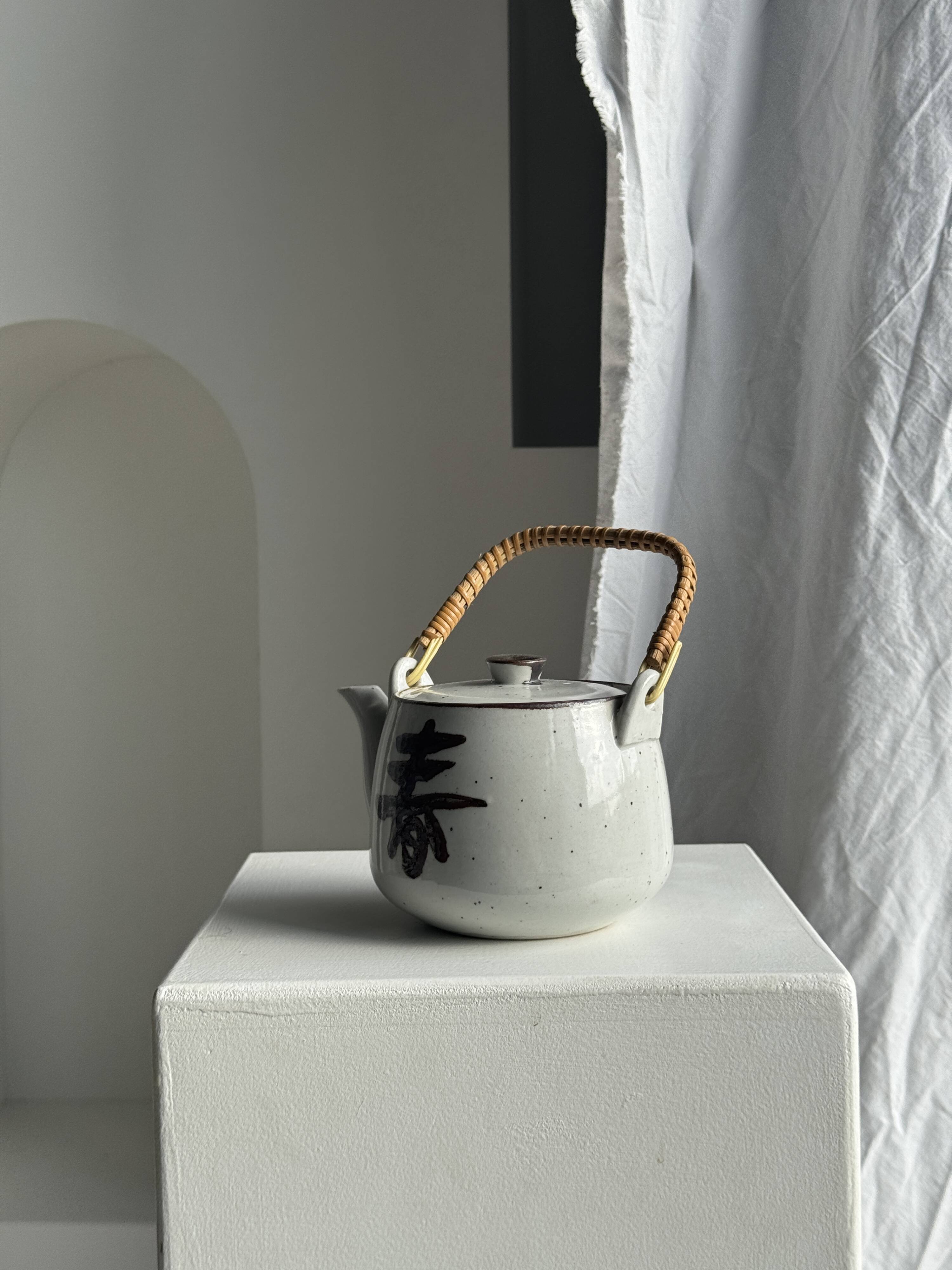 Petite théière asiatique en grès anse en rotin H11 D10