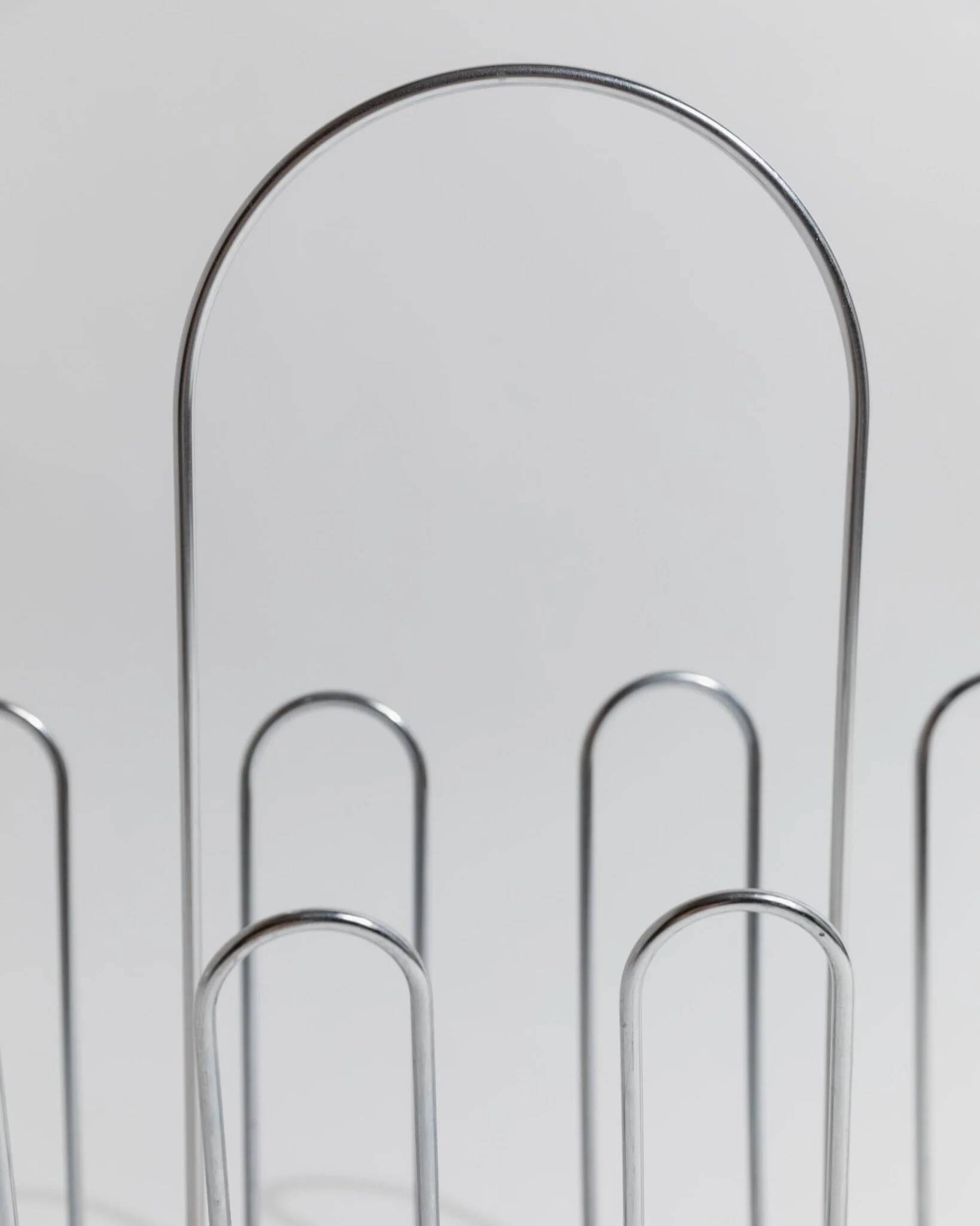 Vintage chrome metal magazine rack - Space Age design from the 1970s - Decorative storage for magazines and books - Elegant retro gift idea