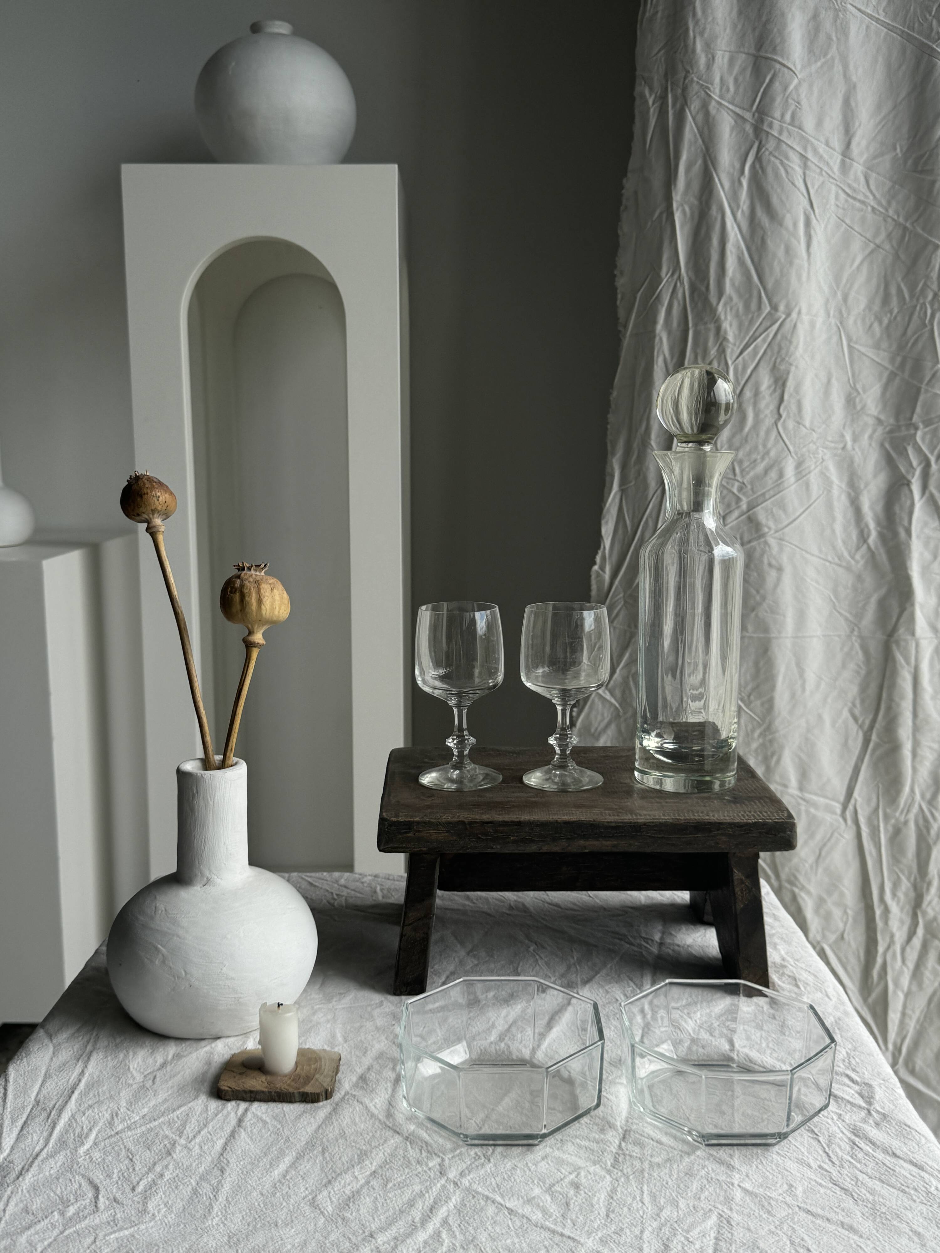 Small ribbed glass carafe, large round cap
