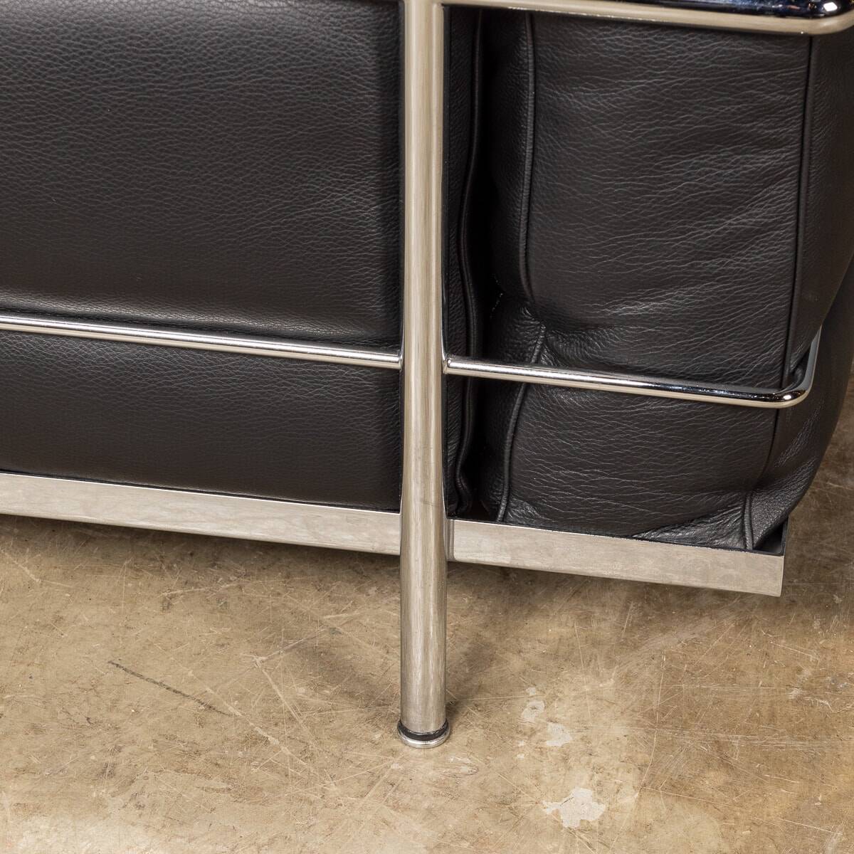3 fauteuil grand confort, deux places cassina sofa. le corbusier