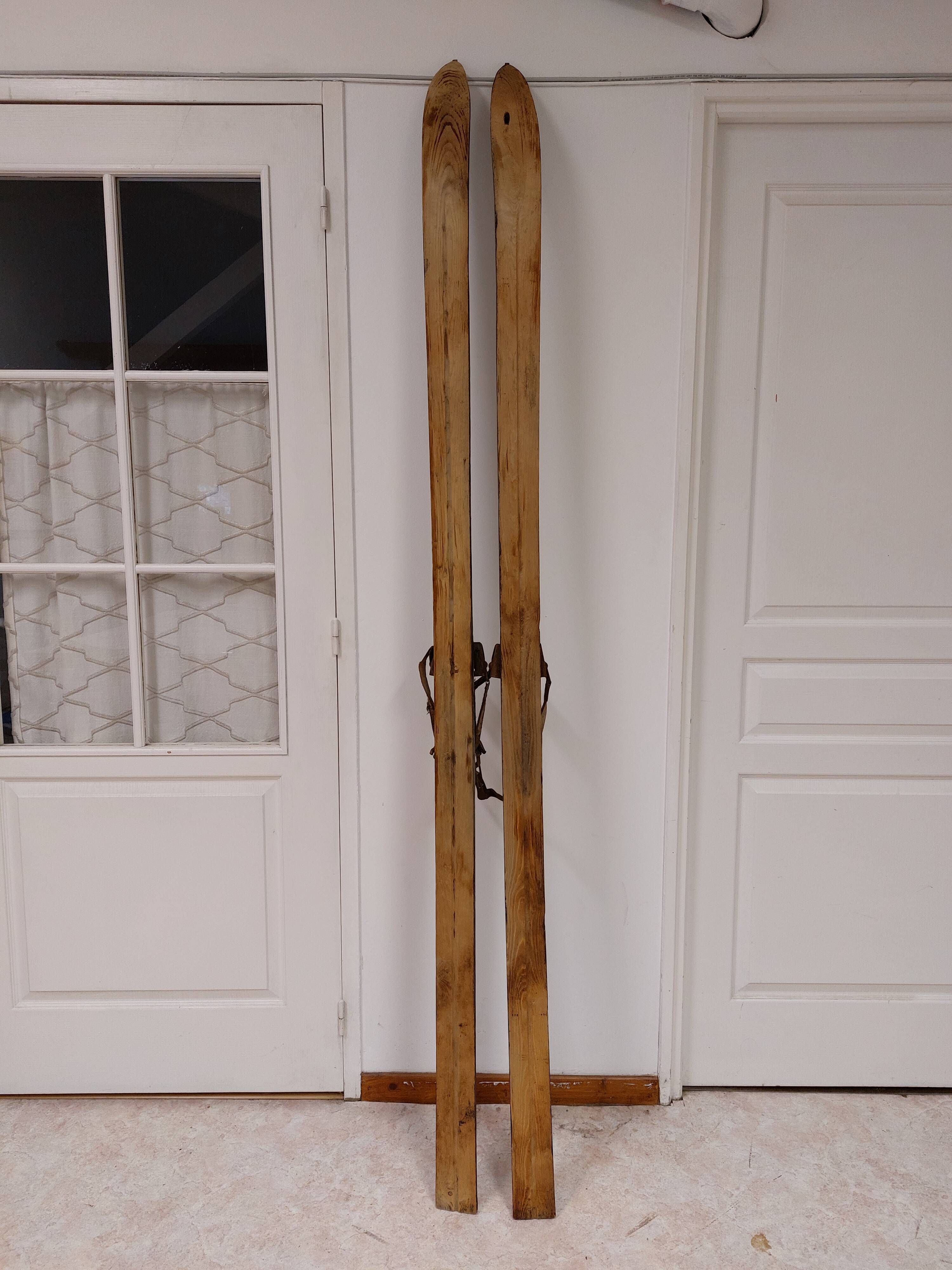 Paire de skis anciens noirs en bois 215 cm