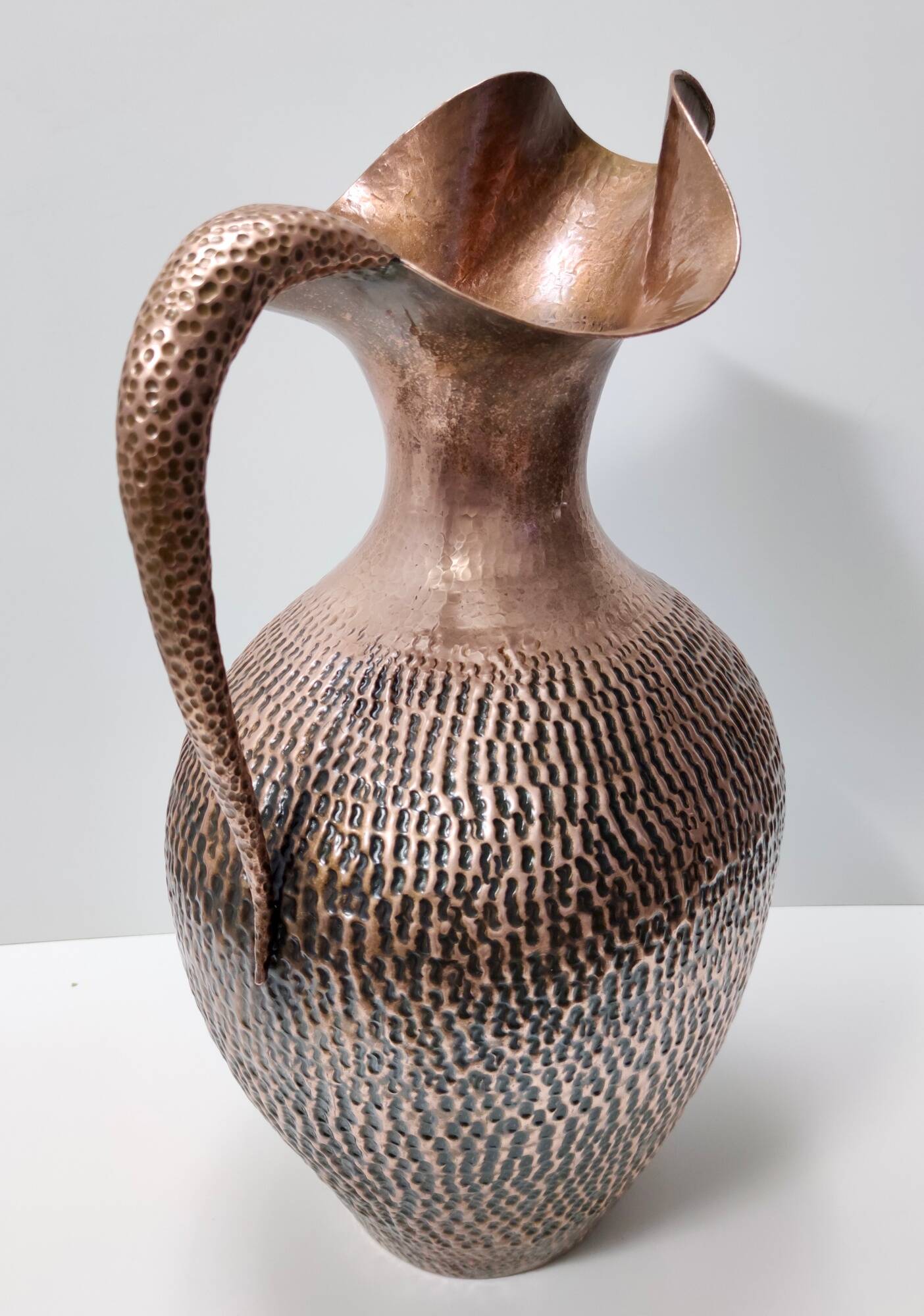 Grand vase pichet en cuivre gaufré par Egidio Casagrande, Italie