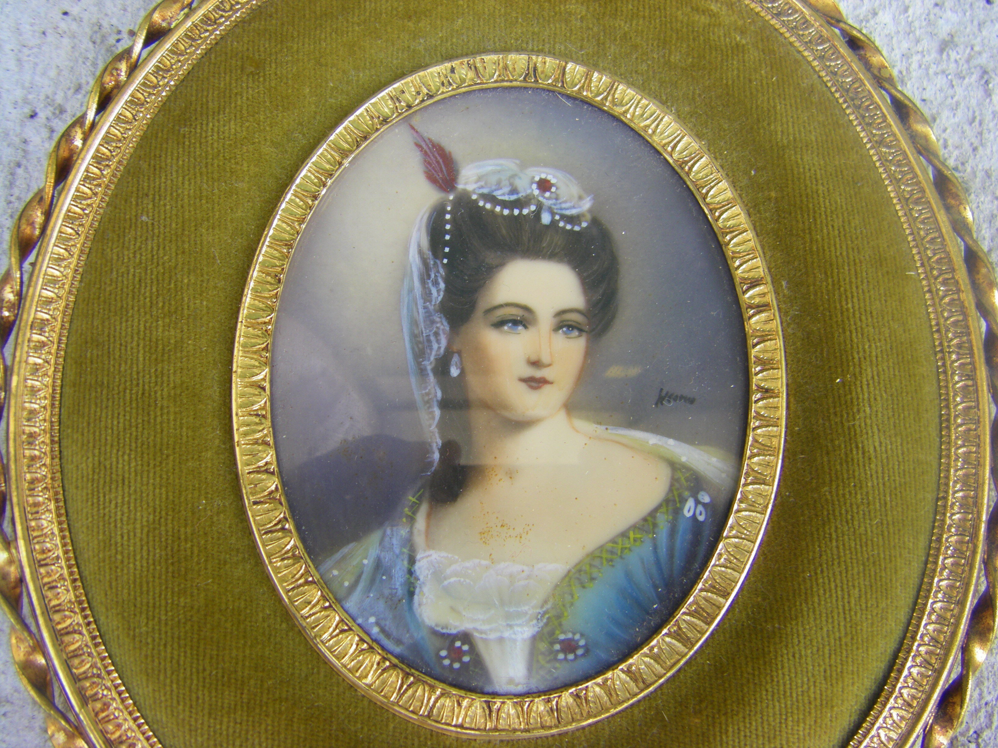 Portrait miniature medallion