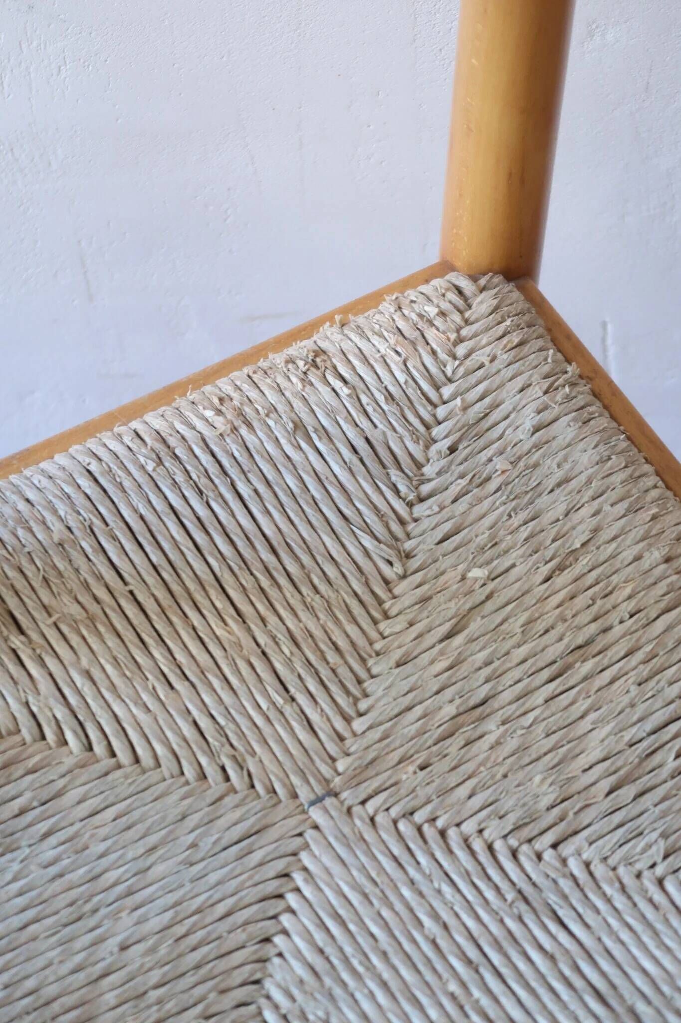 4 chaises en pin massif, assises paillées, dossier chantourné