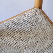 4 chaises en pin massif, assises paillées, dossier chantourné