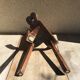 Chaise tripode bois sculpté vintage
