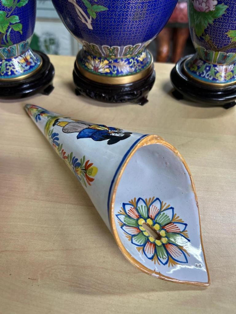 Cornet vase bouquetière in earthenware with a bagpipe player