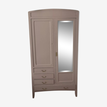 Armoire parisienne avec miroir