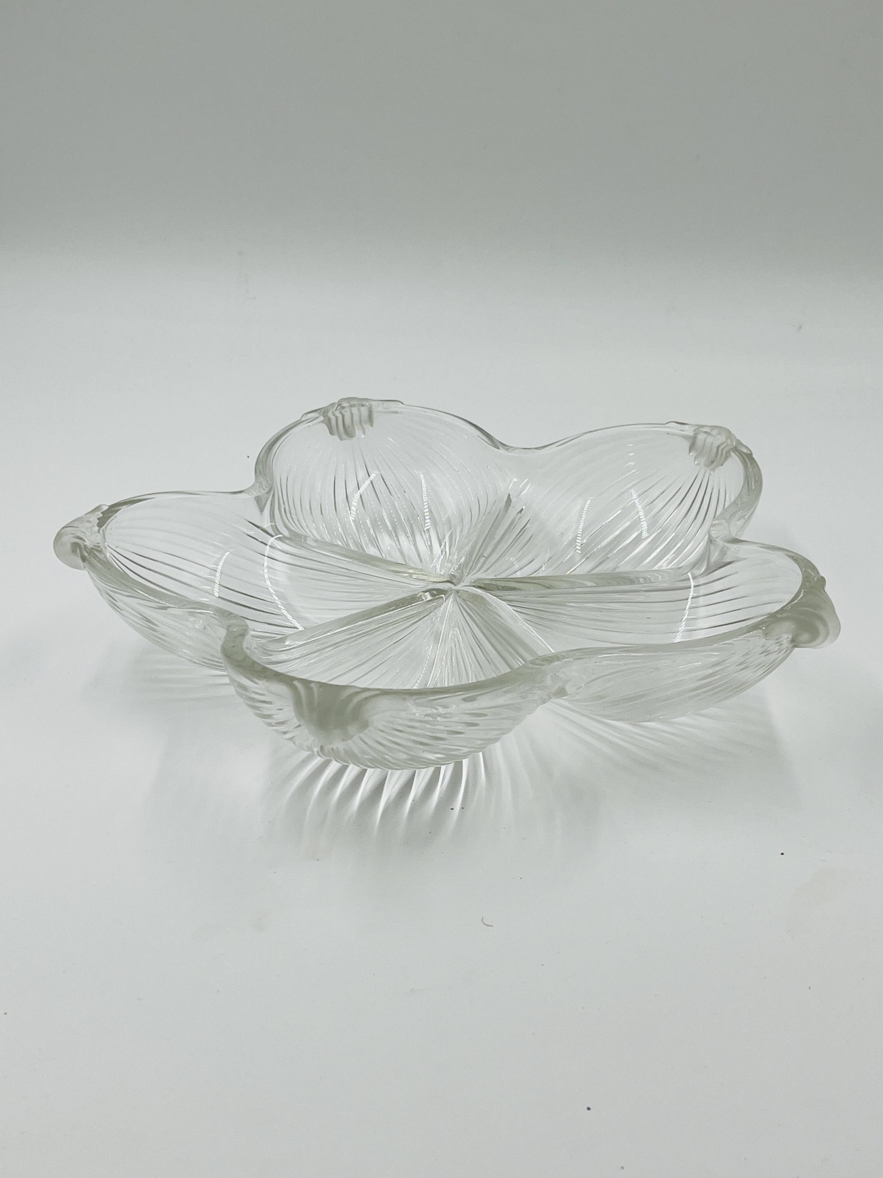 Plat en verre moulé fleur Art déco