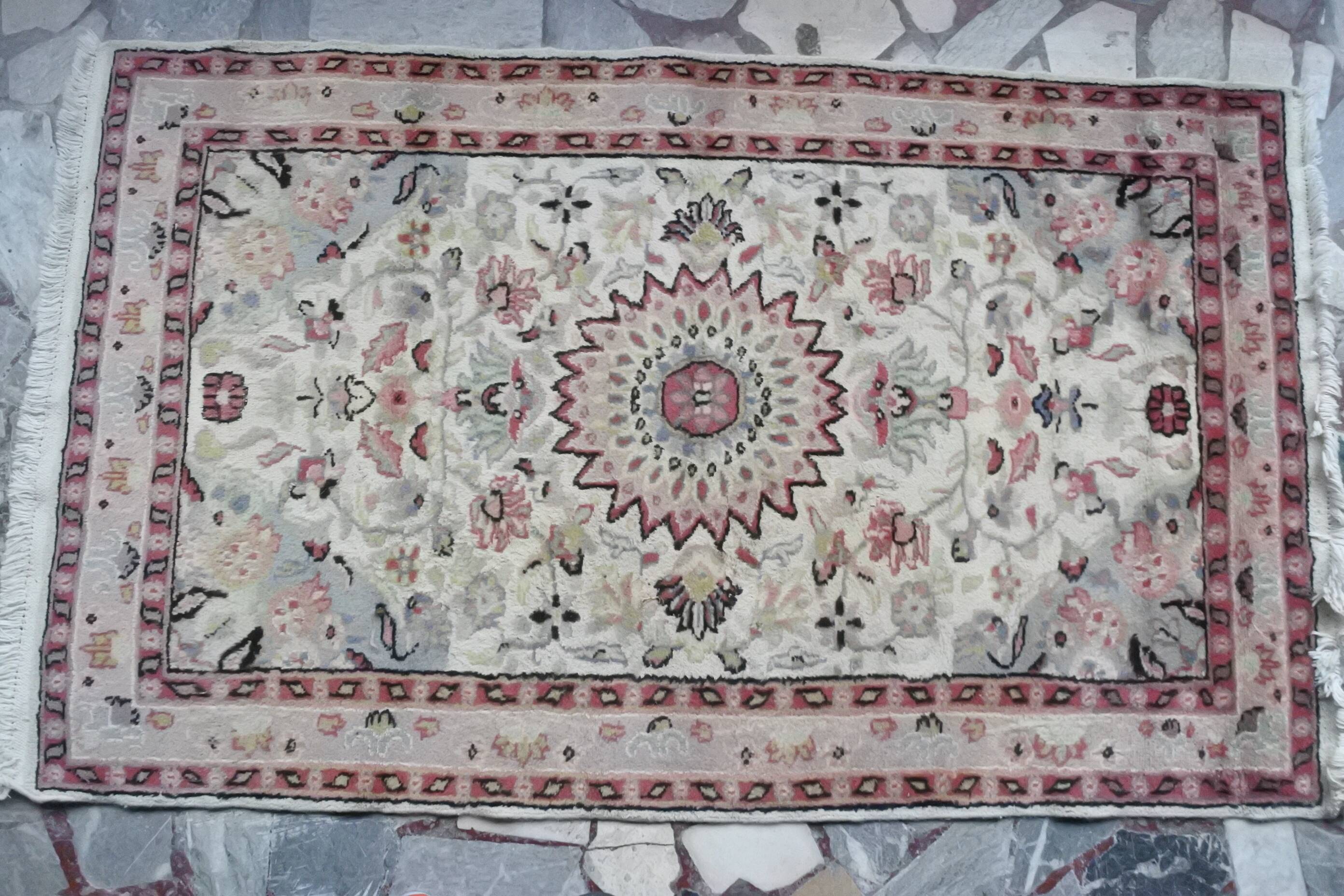 Hand-knotted vintage carpet in Pakistani lamb's wool 152x92cm.