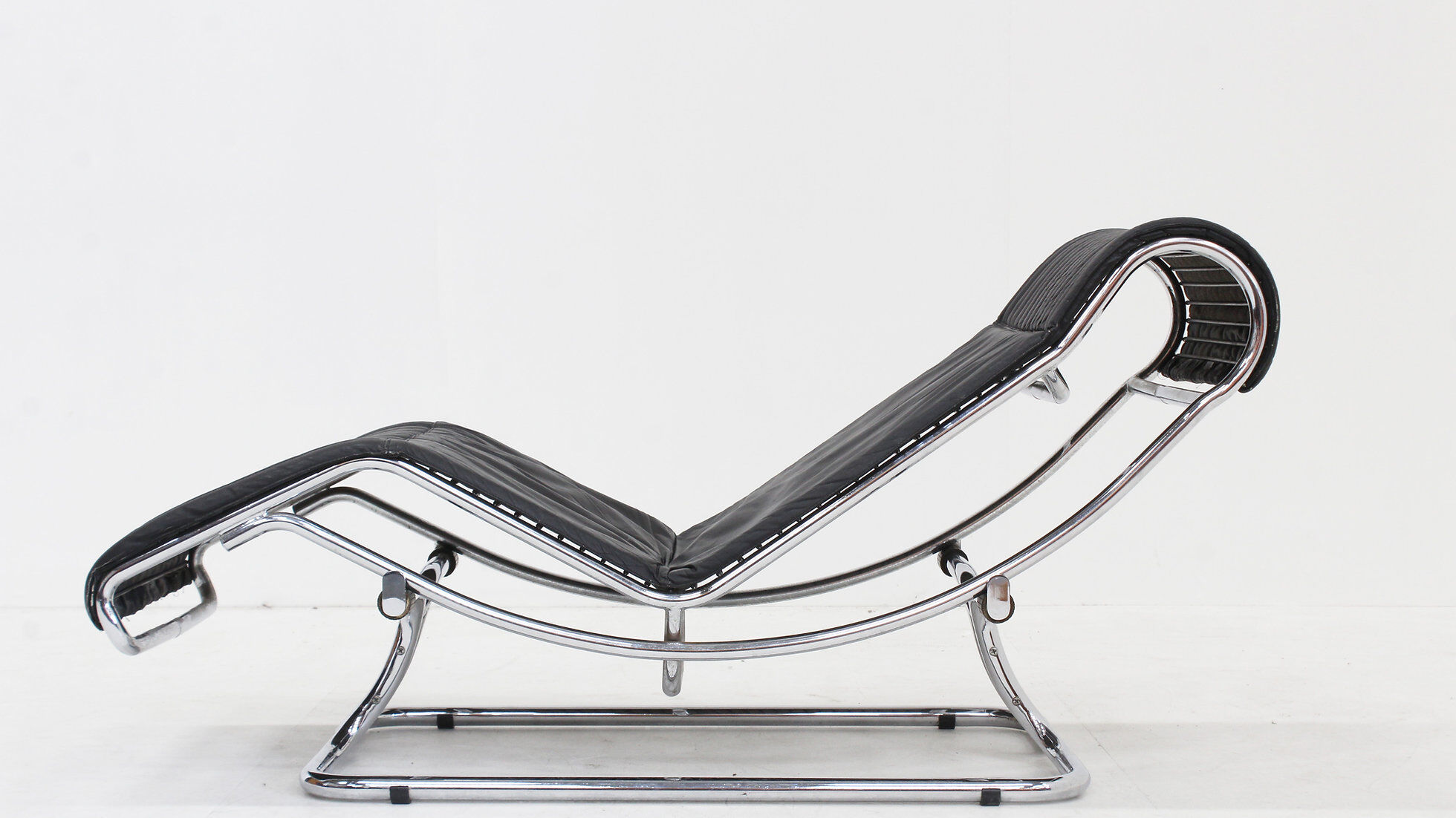 Vintage Italian chaise lounge chair chrome and leather by Guido Faleschini 1970s