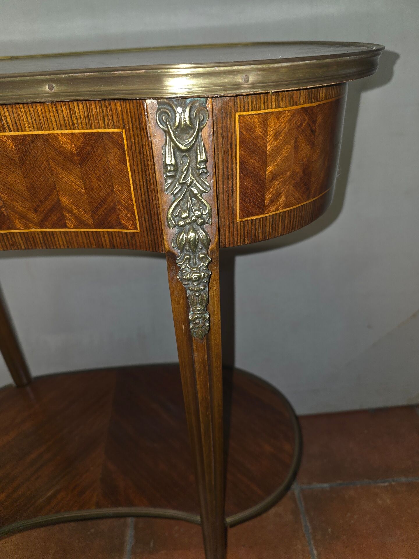 Kidney-shaped side table in Louis XVI style with marquetry.
