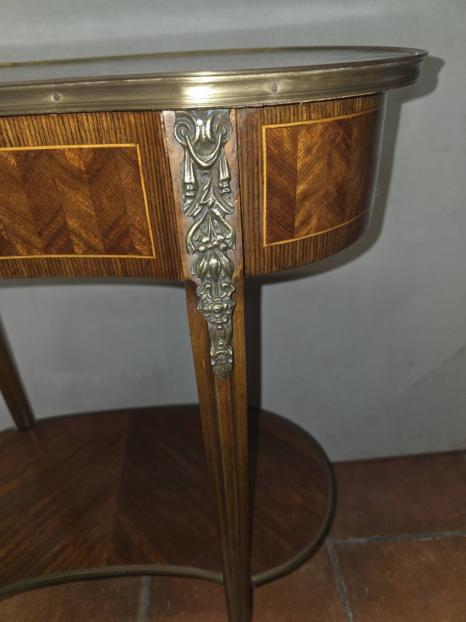 Table d'appoint rognon style Louis XVI en marqueterie