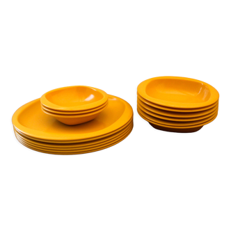 Service of vintage orange plastic plates 70s