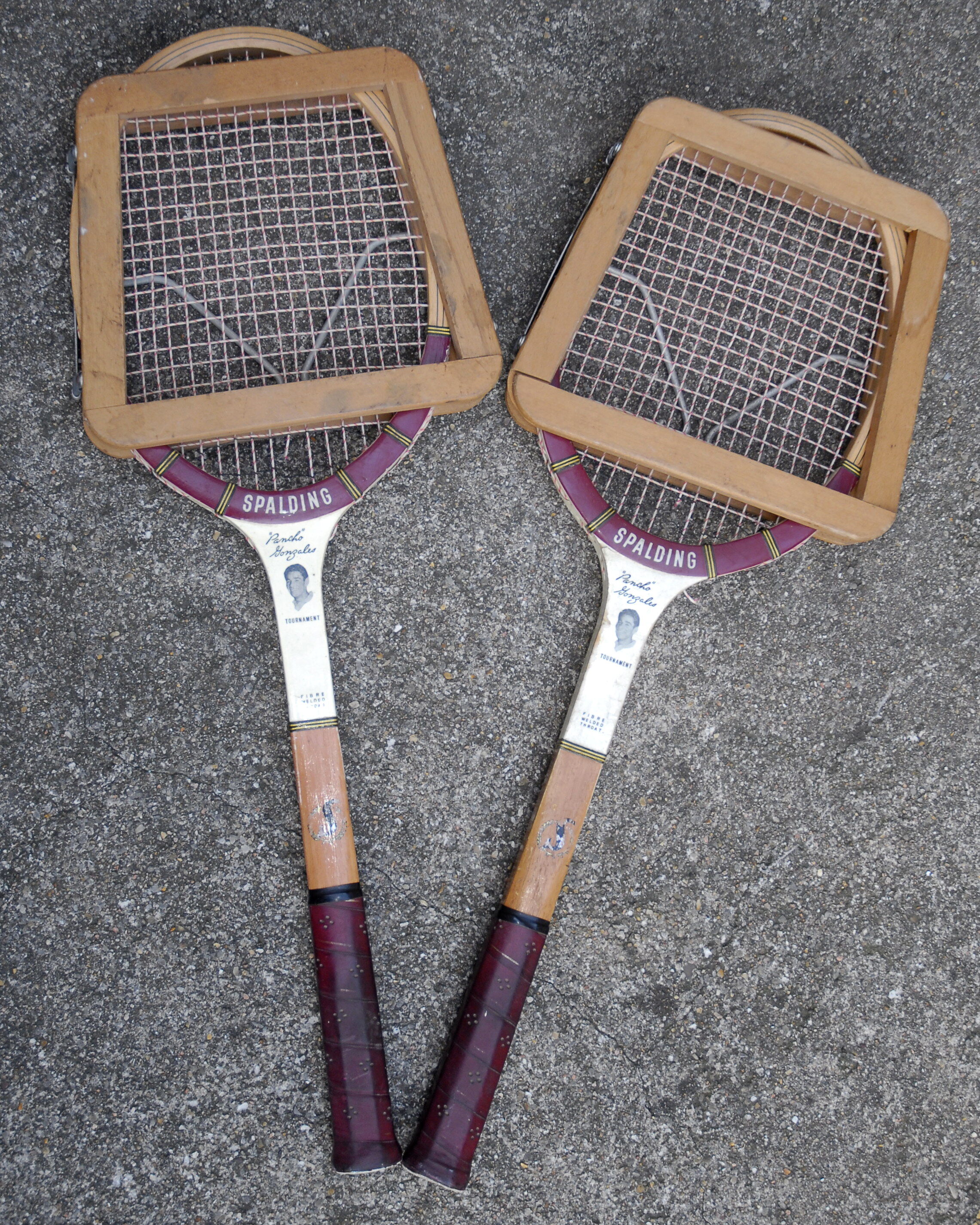 Pair of Tennis rackets vintage Spalding Pancho Gonzales with their presses wooden Dunlop
