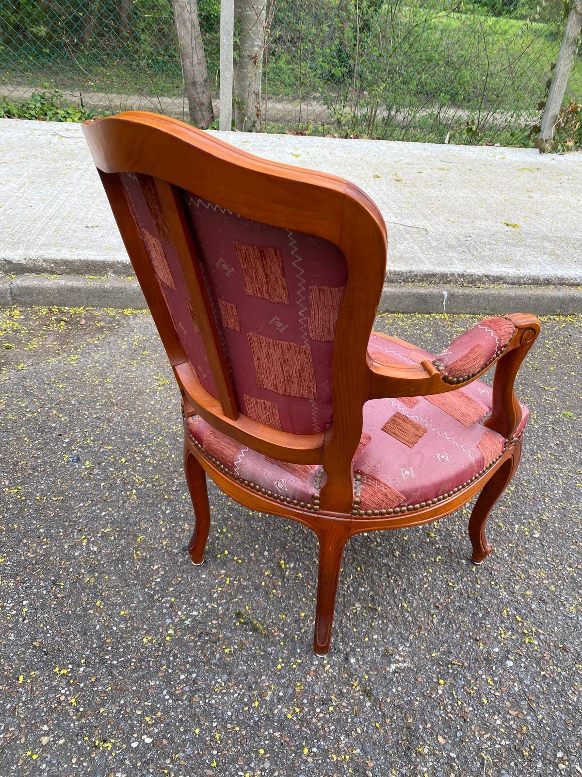 Bergère cabriolet armchair Louis XV in embroidered burgundy silk fabric.