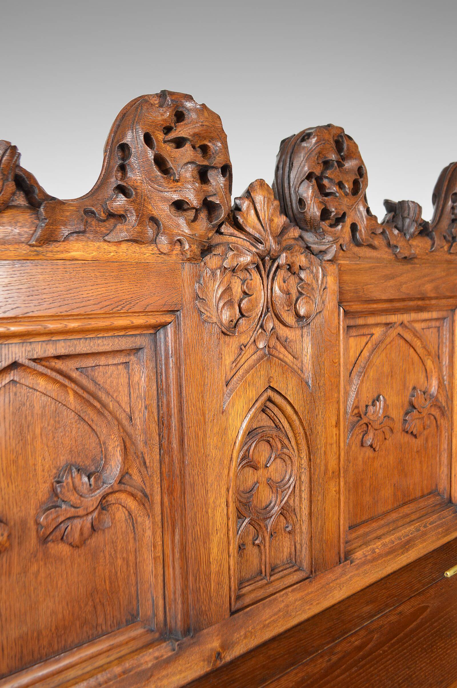 Banc coffre Gothique d'église en chêne sculpté, vers 1880