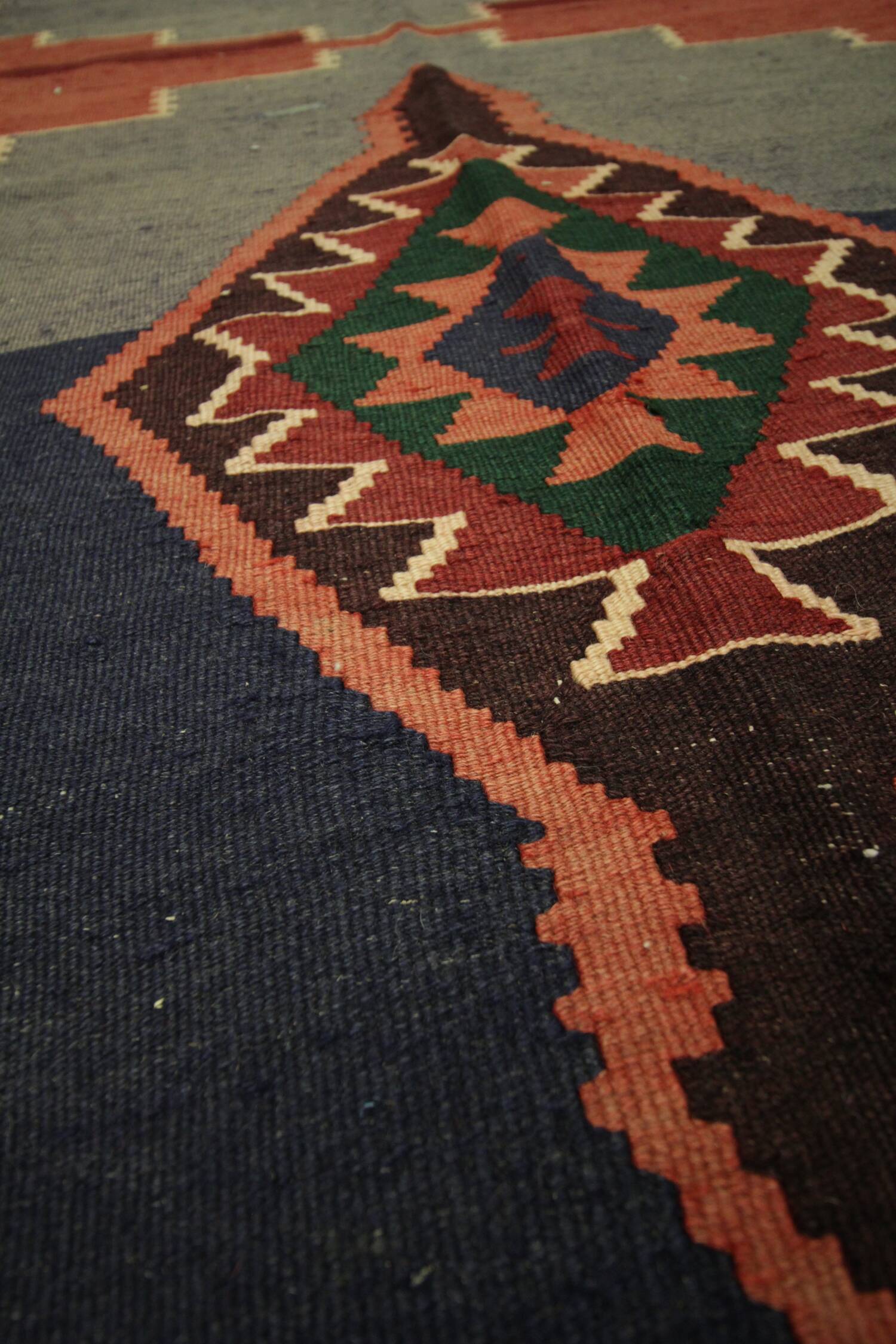 Tapis Kilim en laine grise et bordeaux, années 1970
