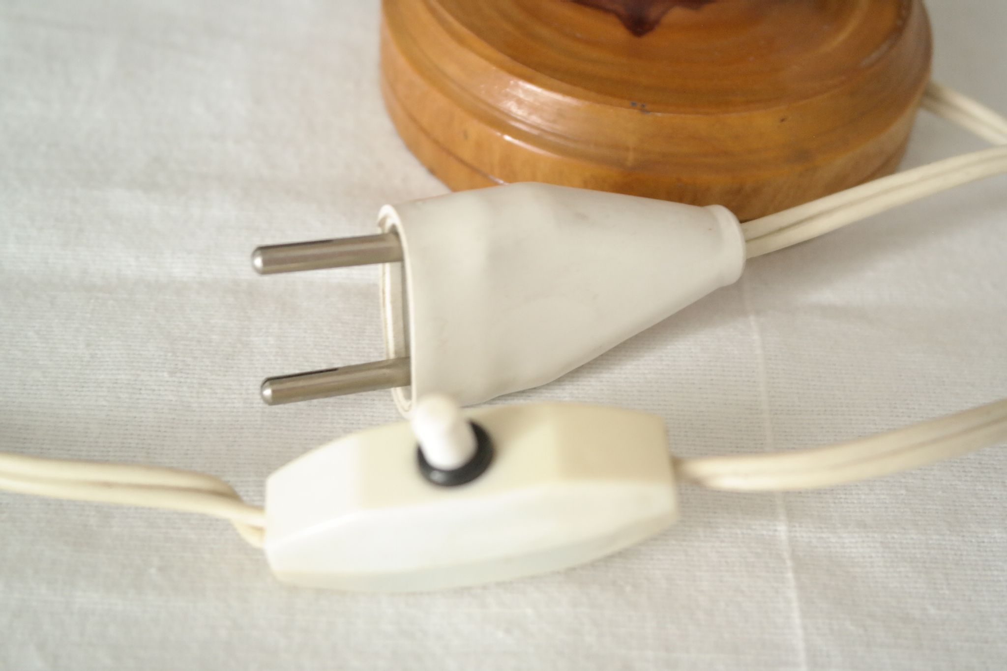 Lampe design vintage en bois d'olivier