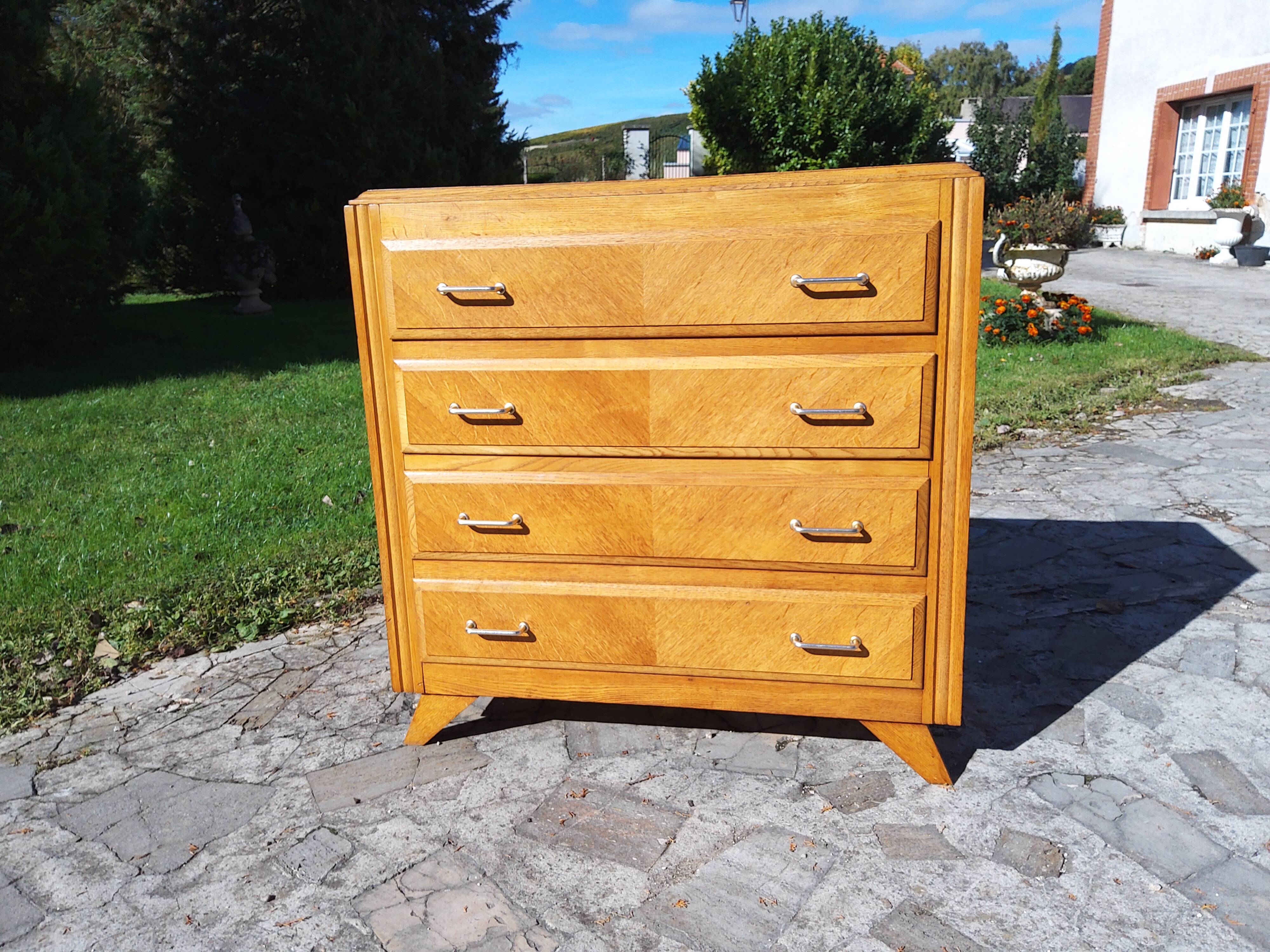 Compass-legged chest of drawers