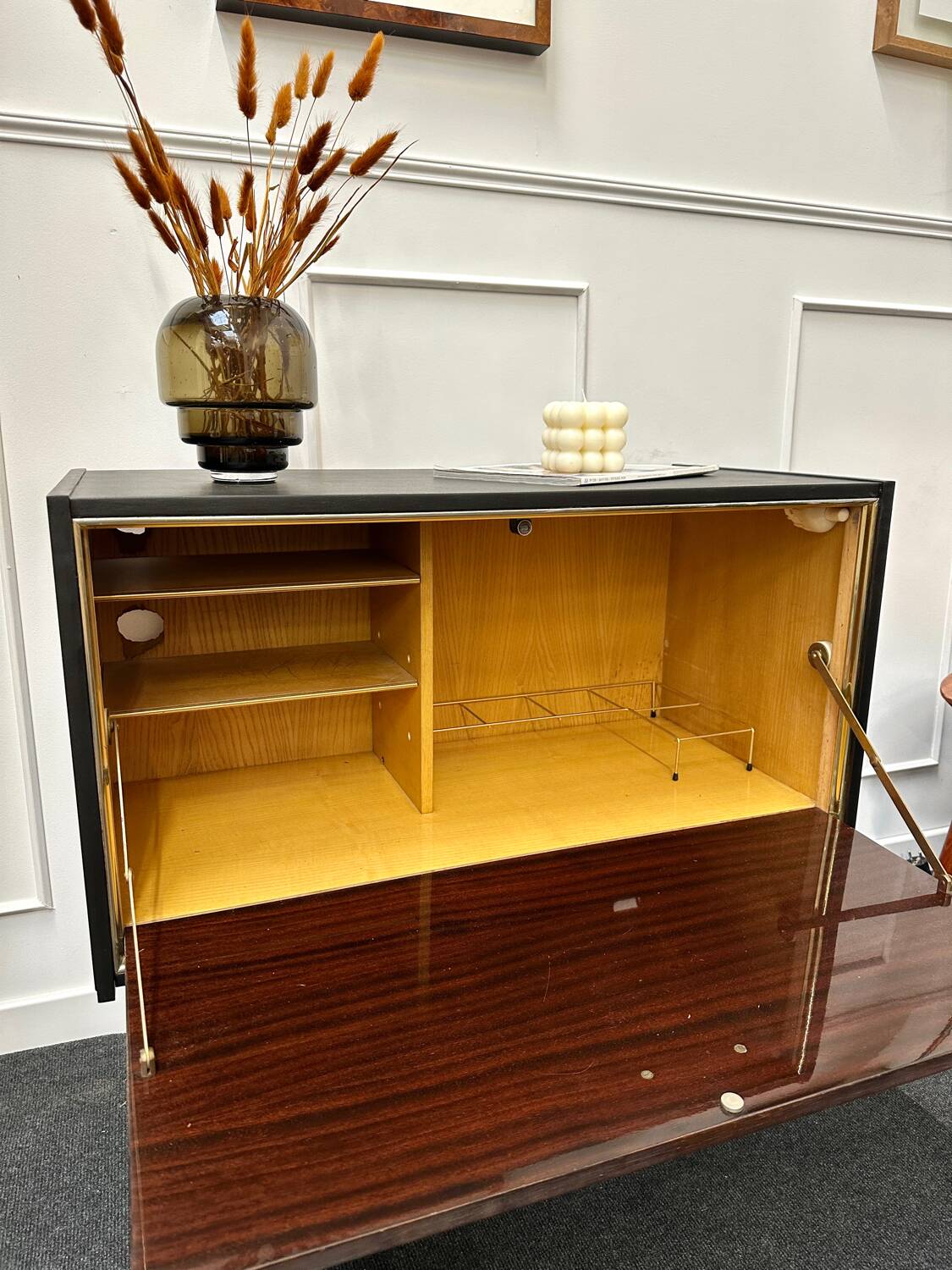 Bar cabinet with compass feet