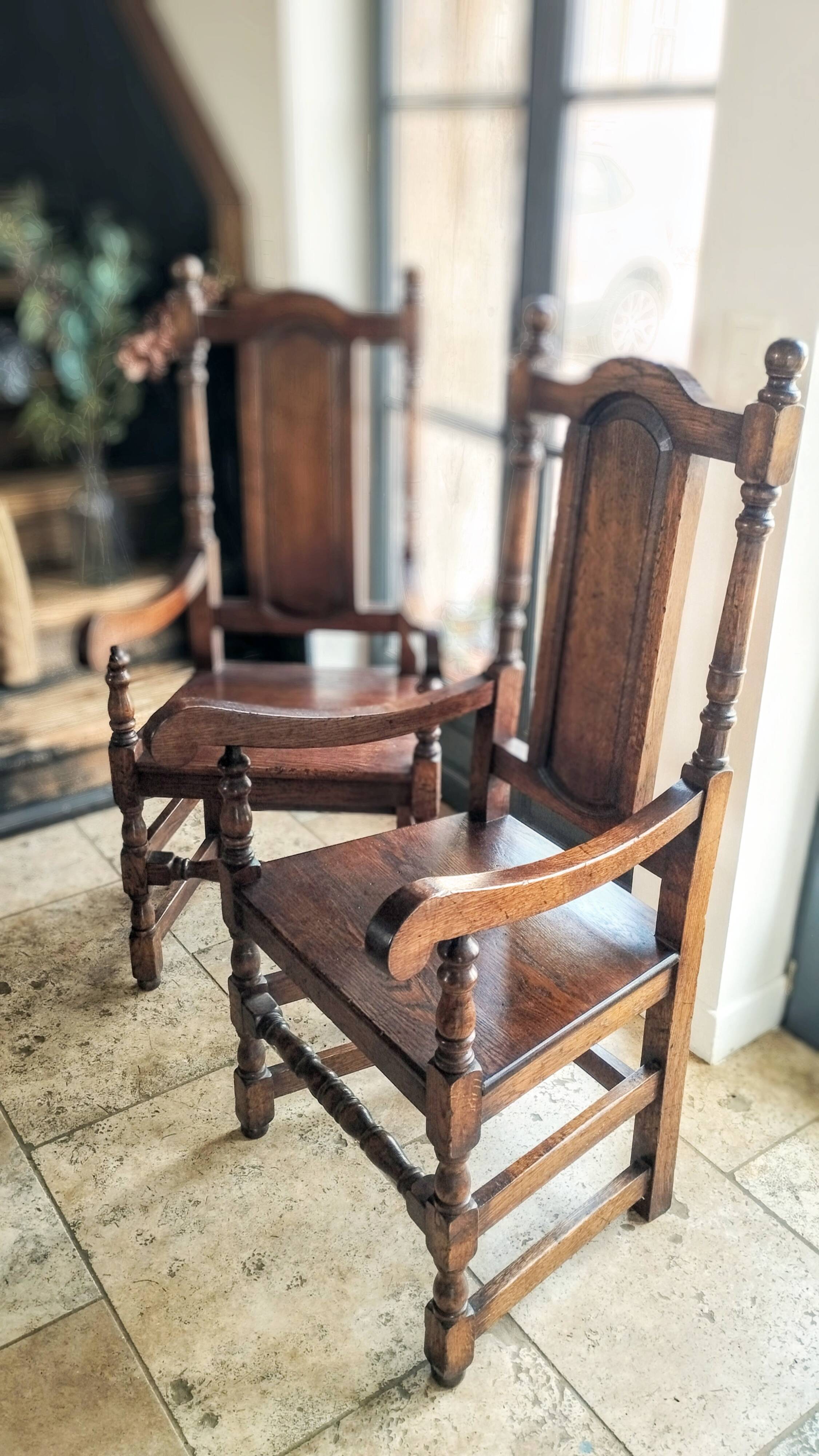 Paire de fauteuils en chêne massif patiné