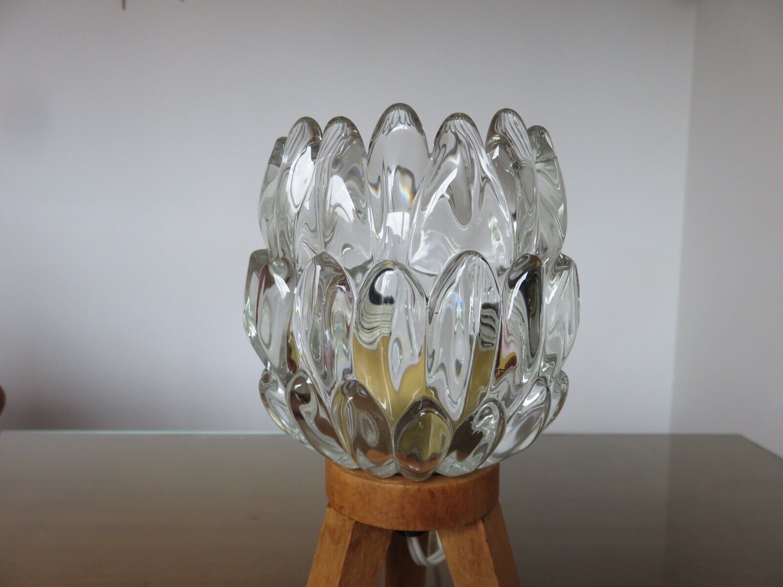 Tripod lamp in wood and glass J.T. Kalmar 1970 Austria