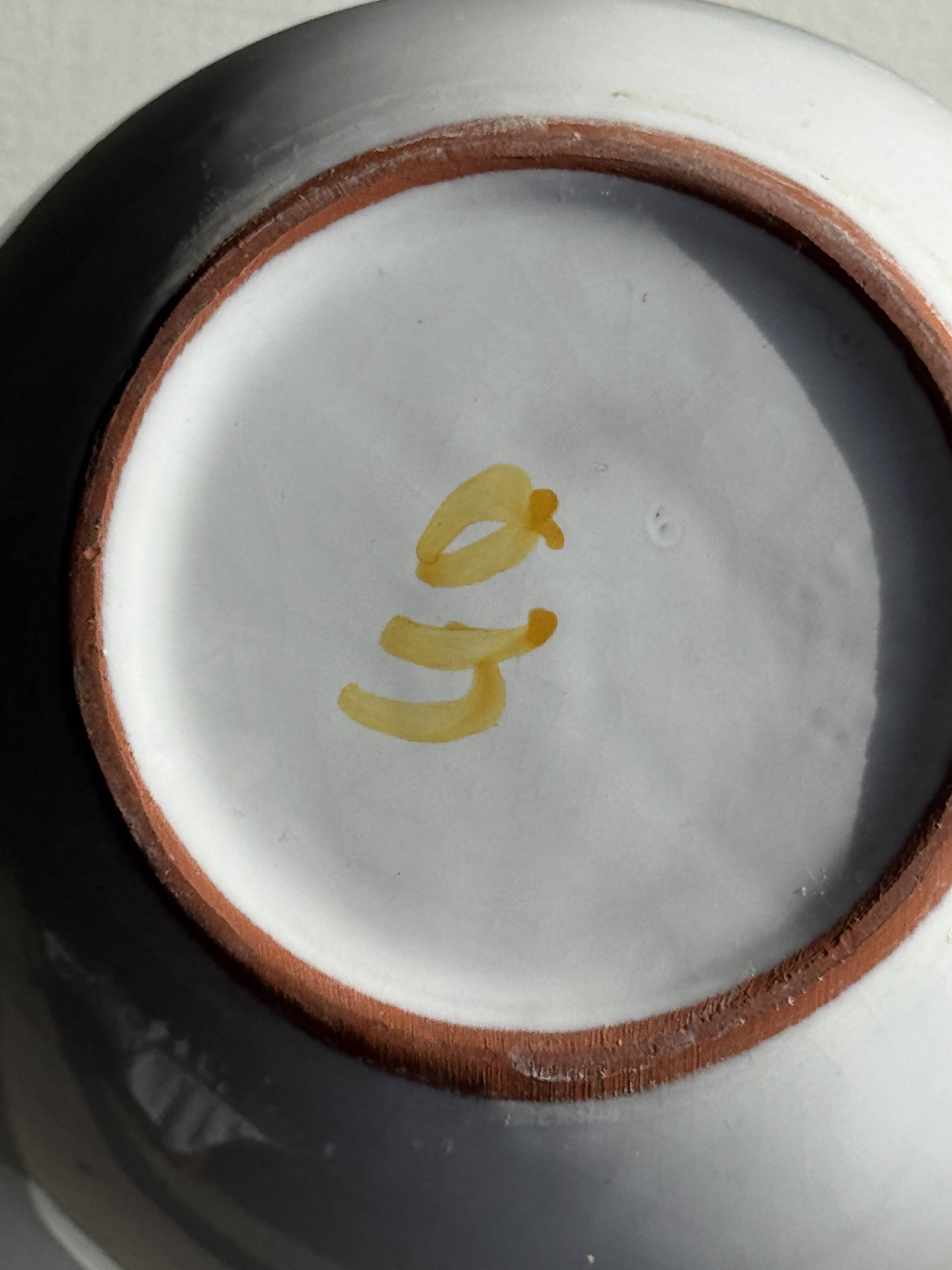 Grande carafe blanche en terre cuite à motif de frise stylisée verte jaune