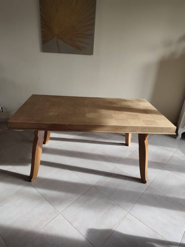 Table avec plateau effet damiers