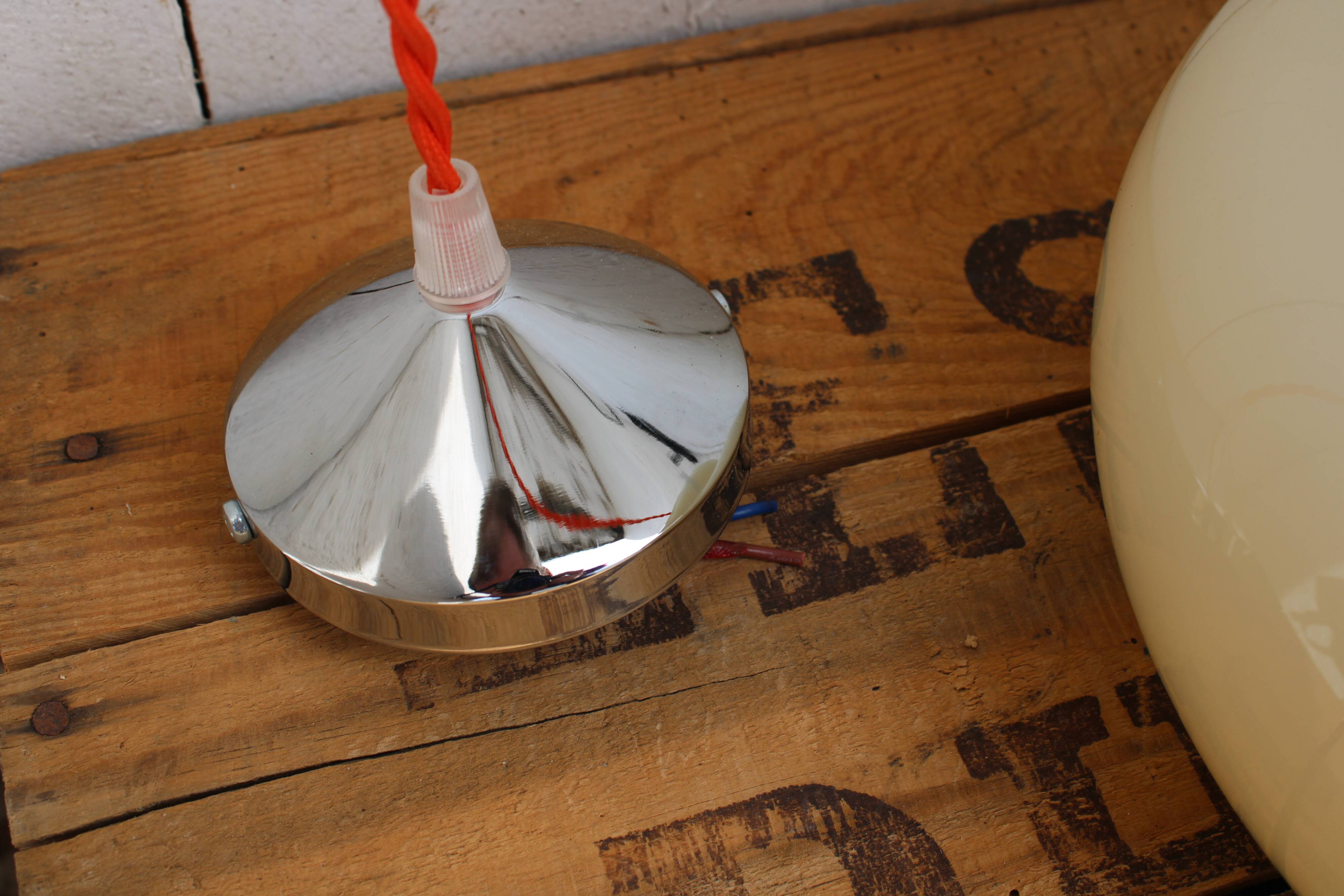 Space age suspension in opaline