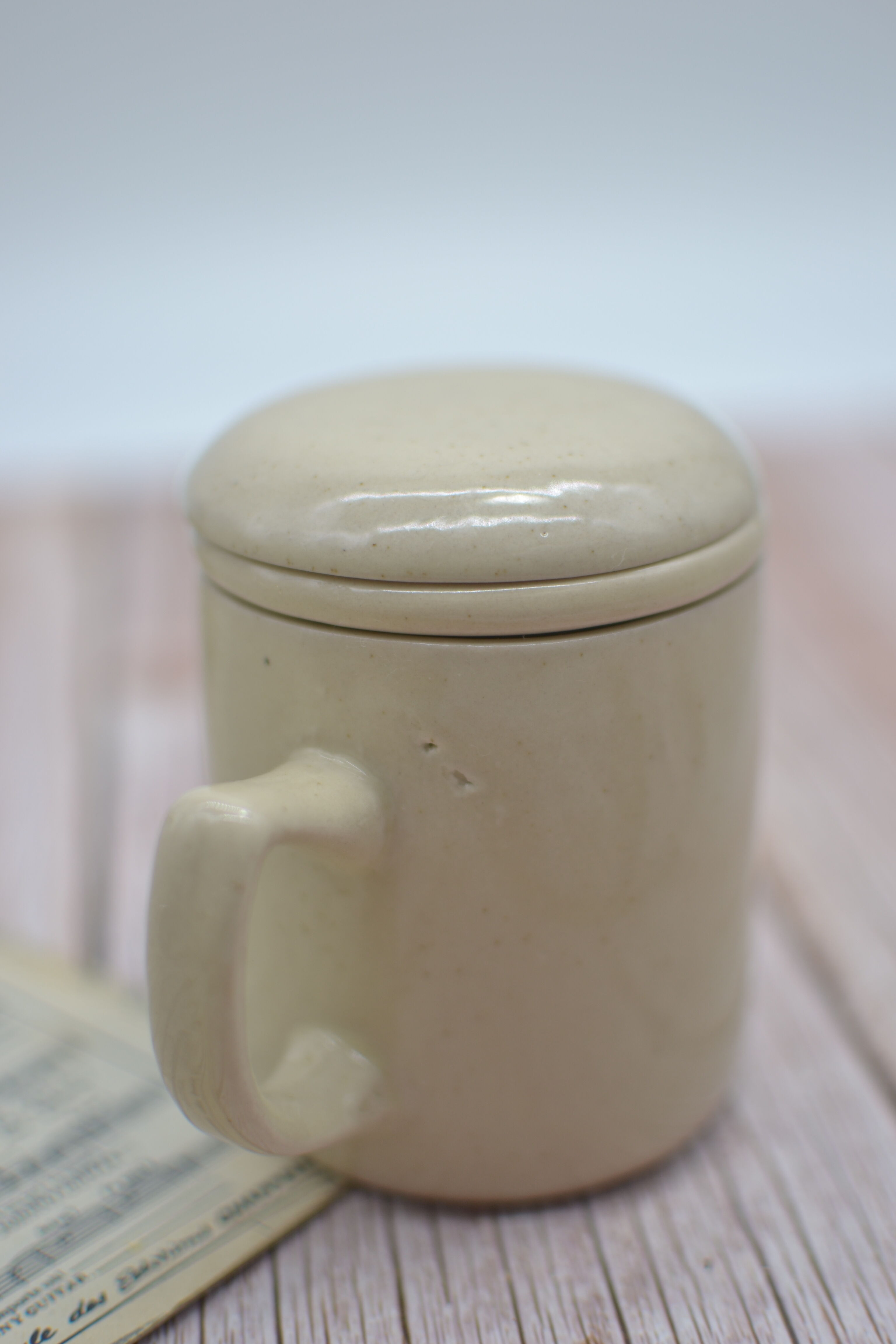 Vintage sandstone tisanière on the theme of chamomile botany